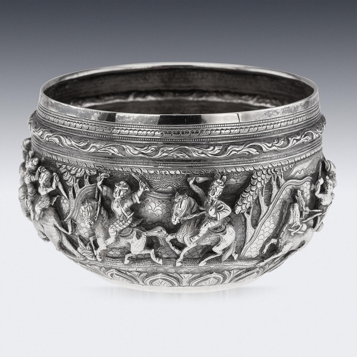 Ancienne coupe birmane en argent massif repoussé du 20e siècle 