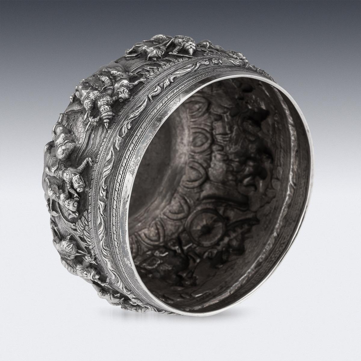 20ième siècle Ancienne coupe birmane en argent massif repoussé du 20e siècle 