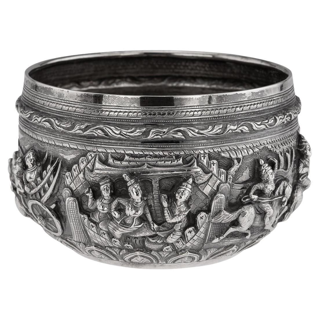 Ancienne coupe birmane en argent massif repoussé du 20e siècle "Mahajanaka Jataka".