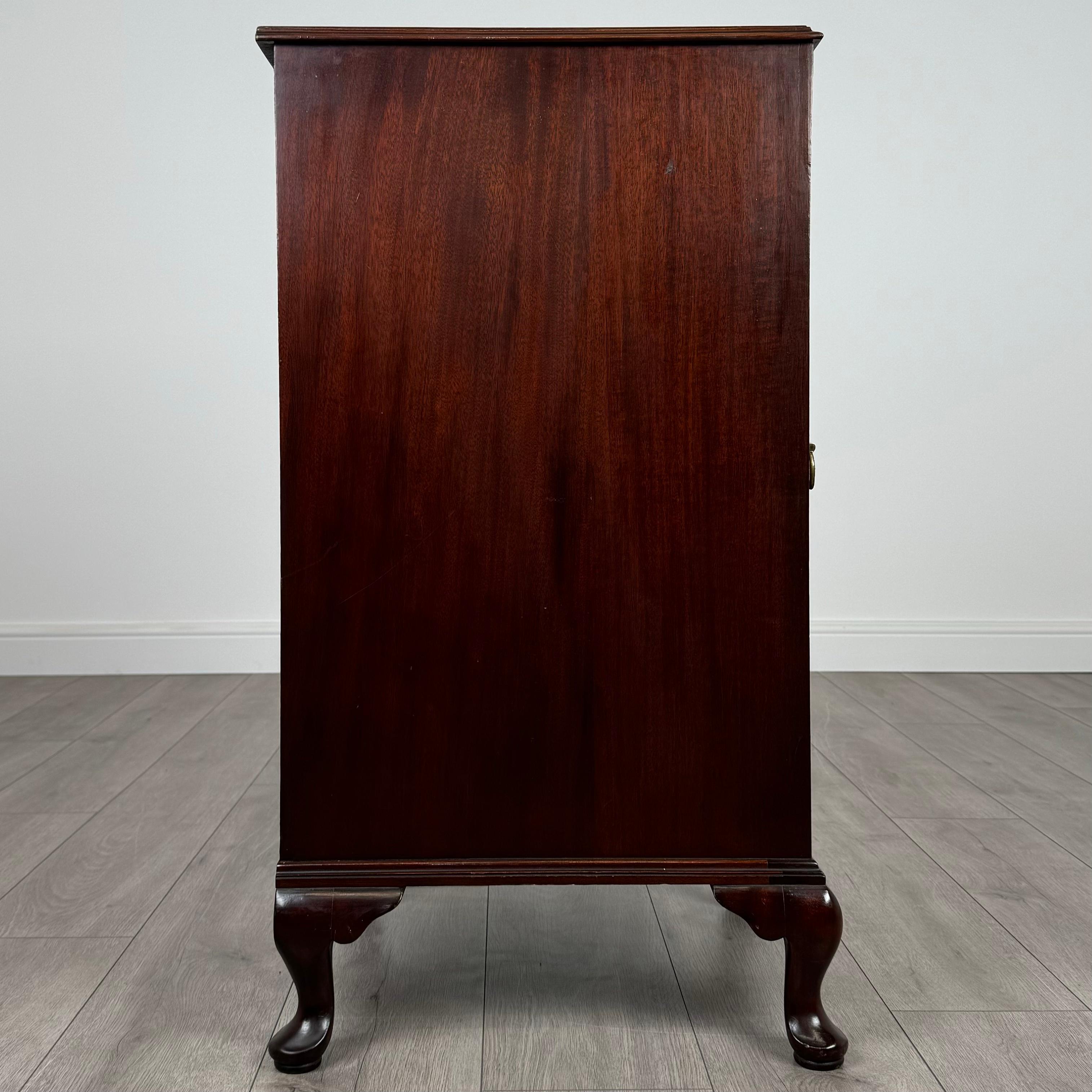 Armoire ancienne du 20ème siècle par Waring & Gillow en acajou (REF AF-3659) en vente 4