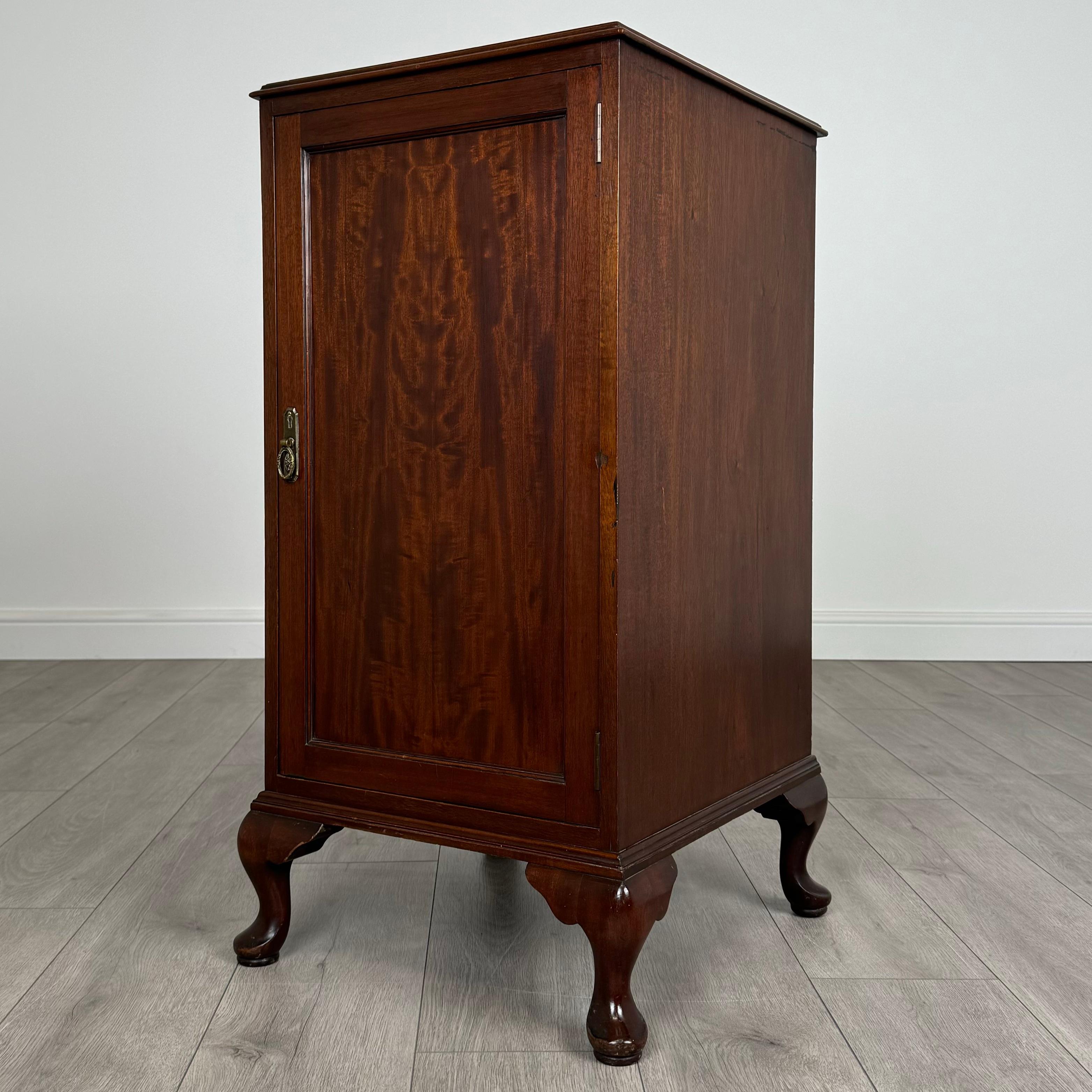 20ième siècle Armoire ancienne du 20ème siècle par Waring & Gillow en acajou (REF AF-3659) en vente