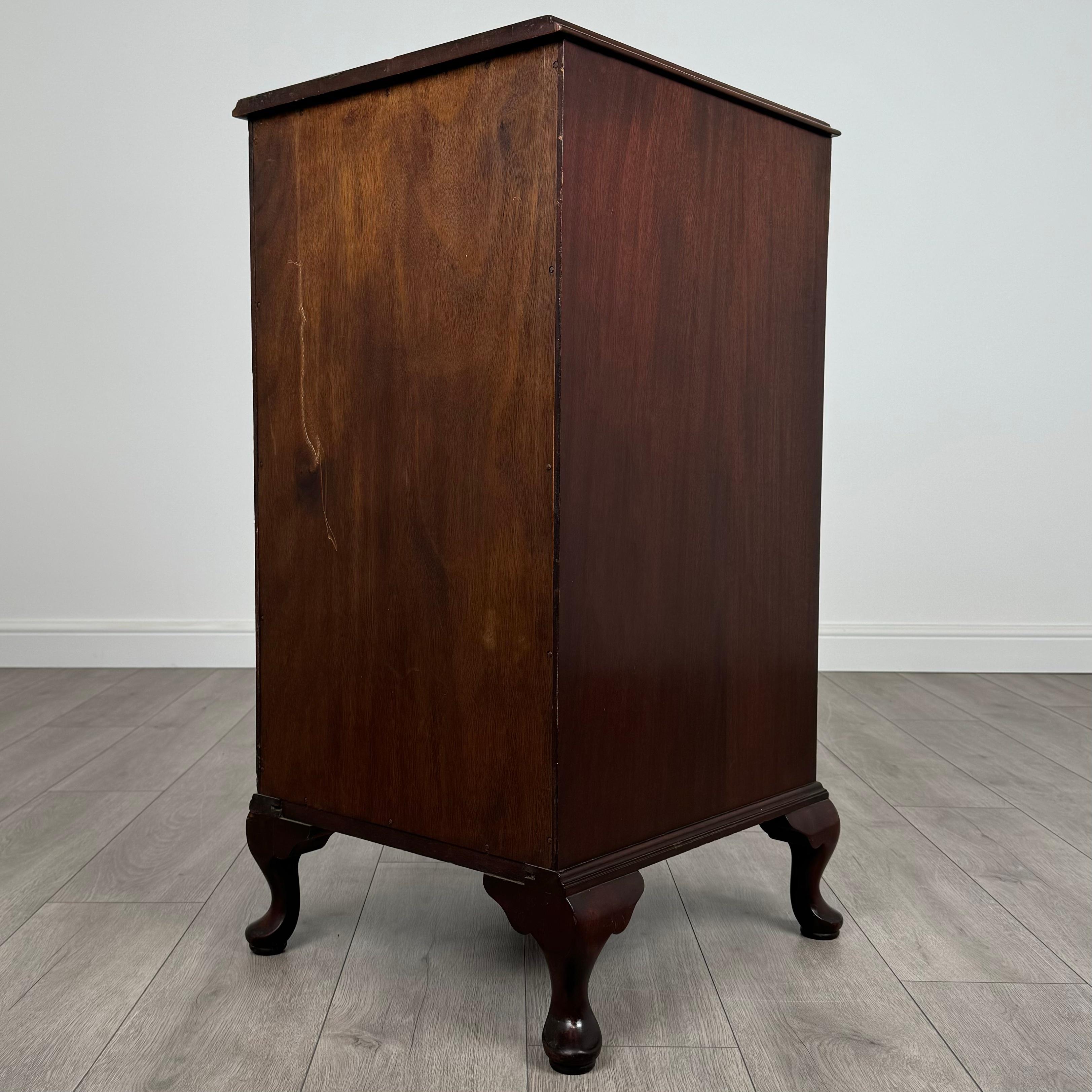 Armoire ancienne du 20ème siècle par Waring & Gillow en acajou (REF AF-3659) en vente 3