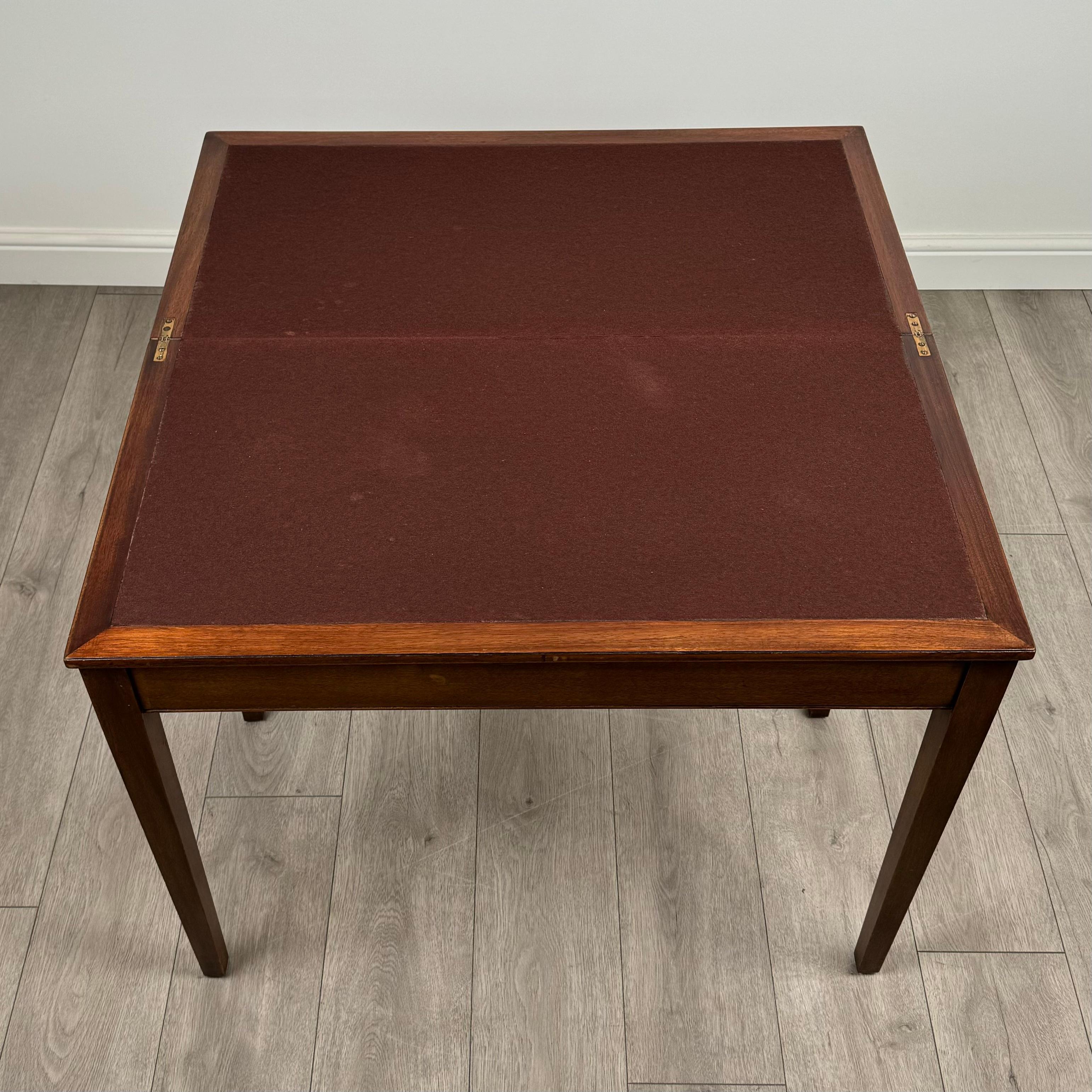 Table à cartes ancienne du 20ème siècle en acajou ( REF AF-3678 ) en vente 5