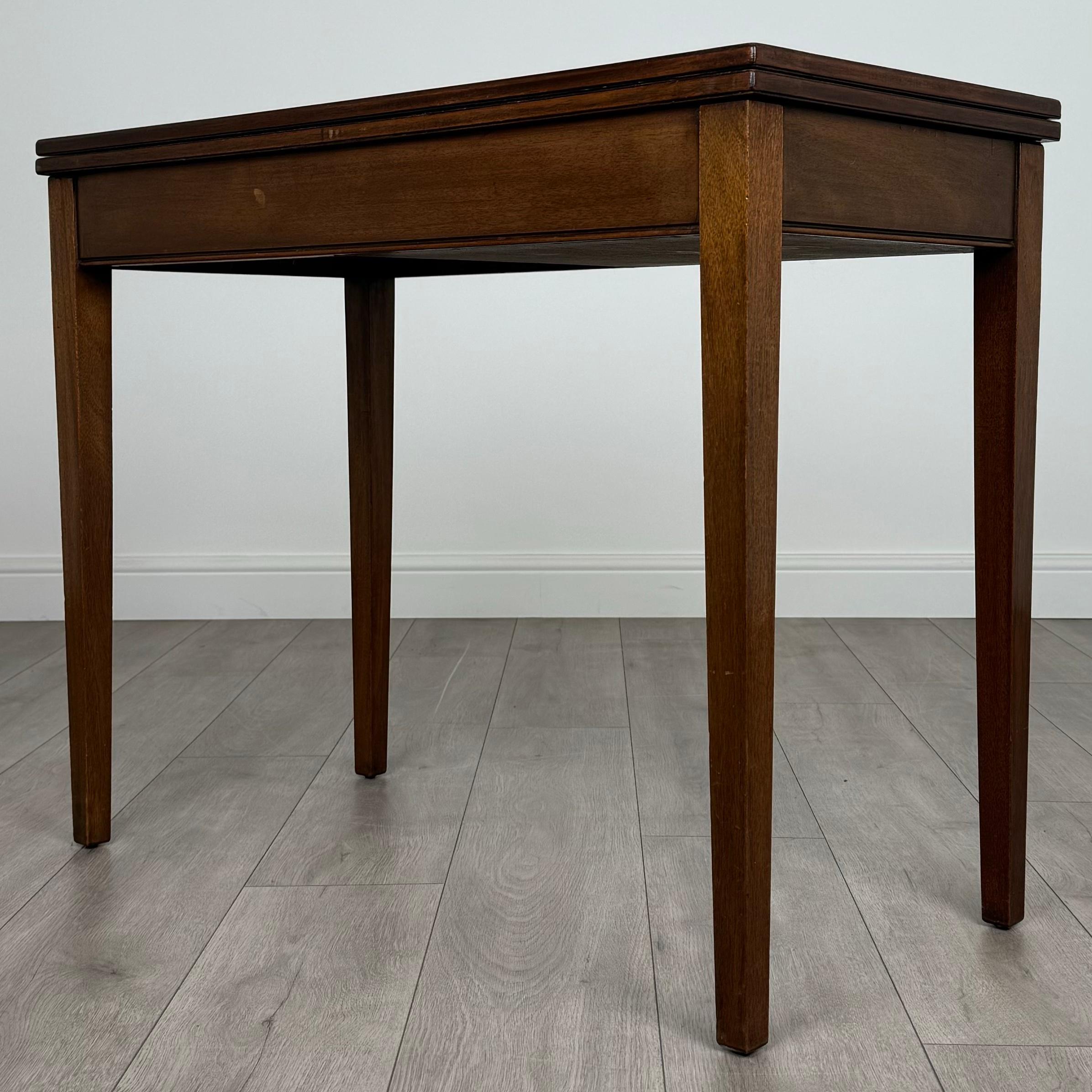 Britannique Table à cartes ancienne du 20ème siècle en acajou ( REF AF-3678 ) en vente