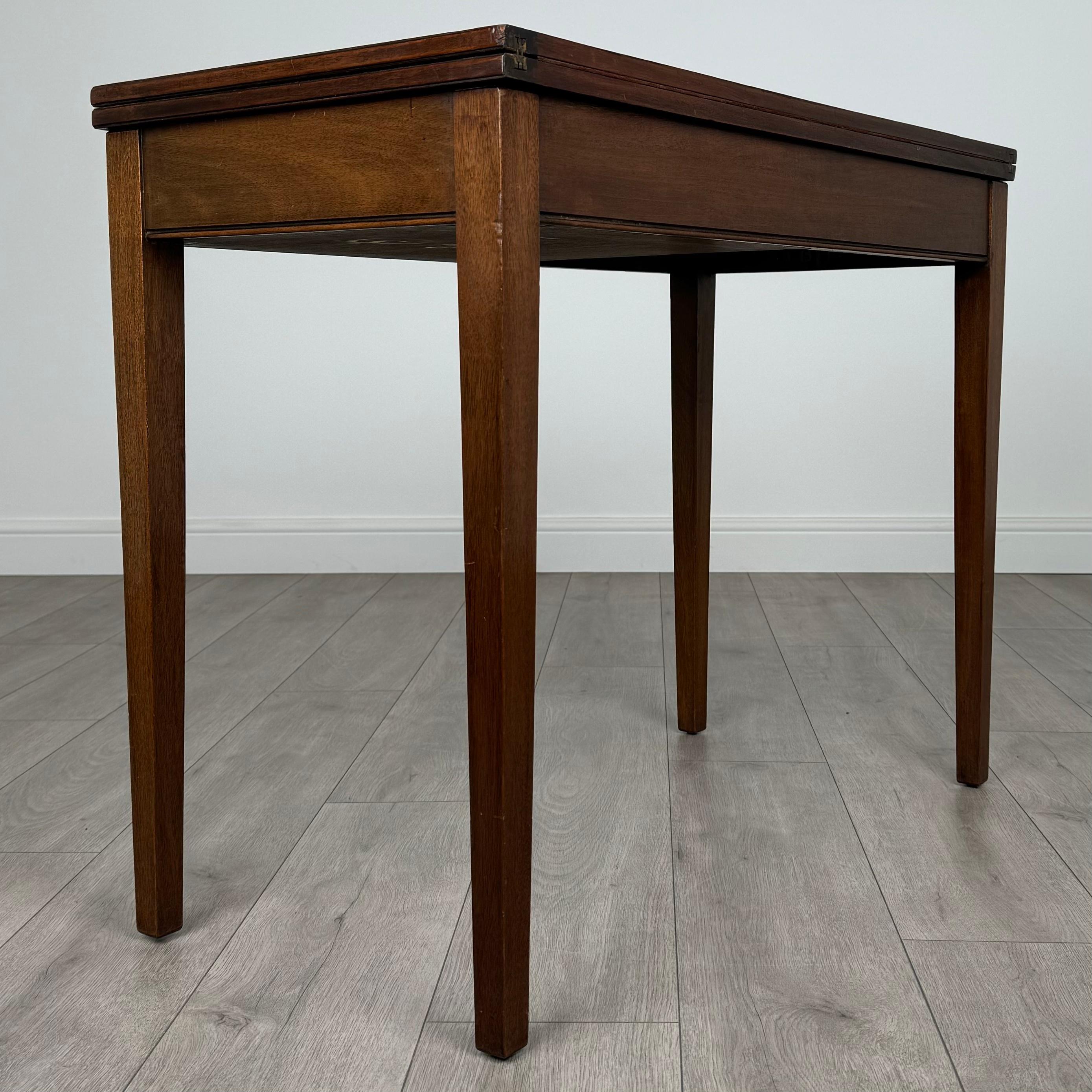 20ième siècle Table à cartes ancienne du 20ème siècle en acajou ( REF AF-3678 ) en vente