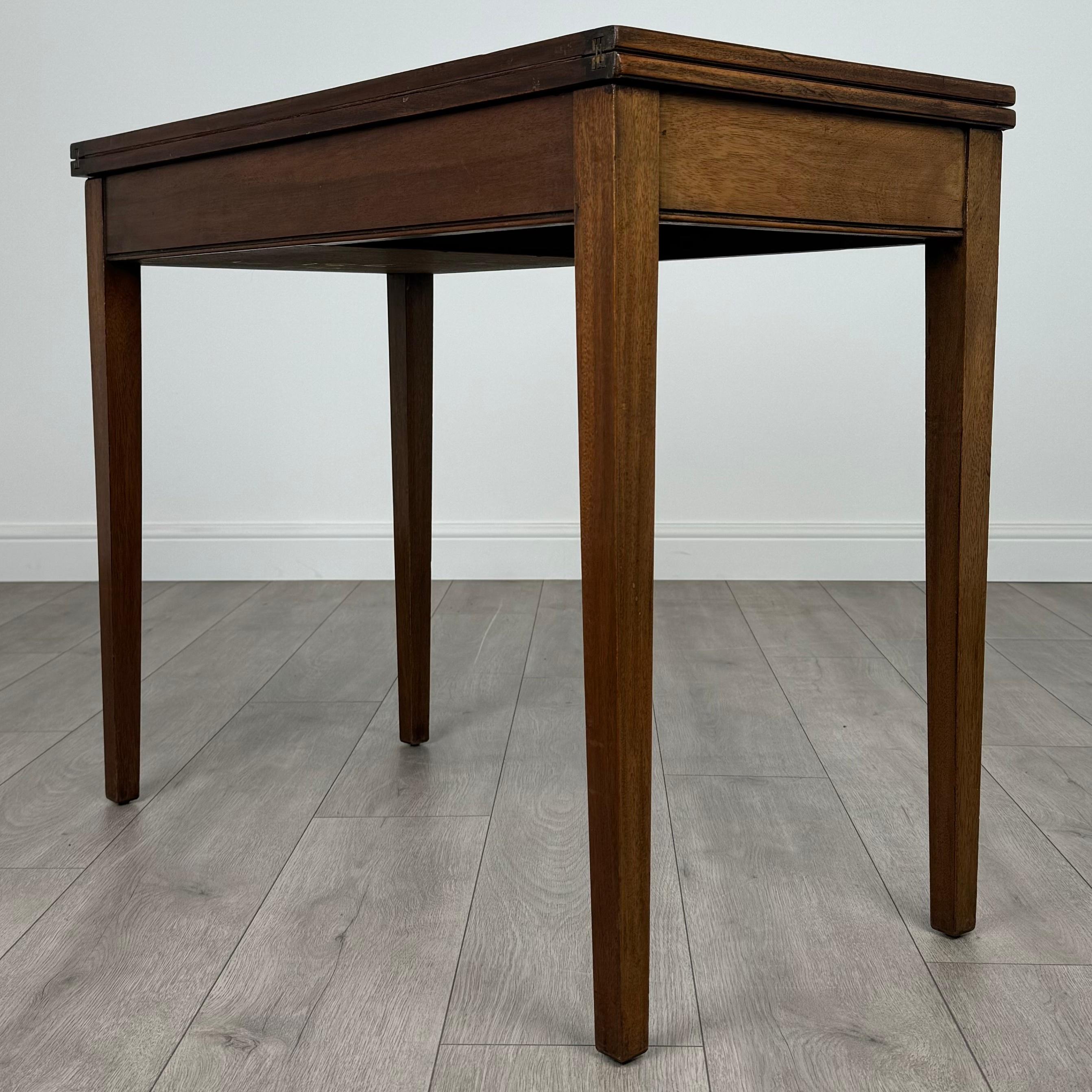 Table à cartes ancienne du 20ème siècle en acajou ( REF AF-3678 ) en vente 1