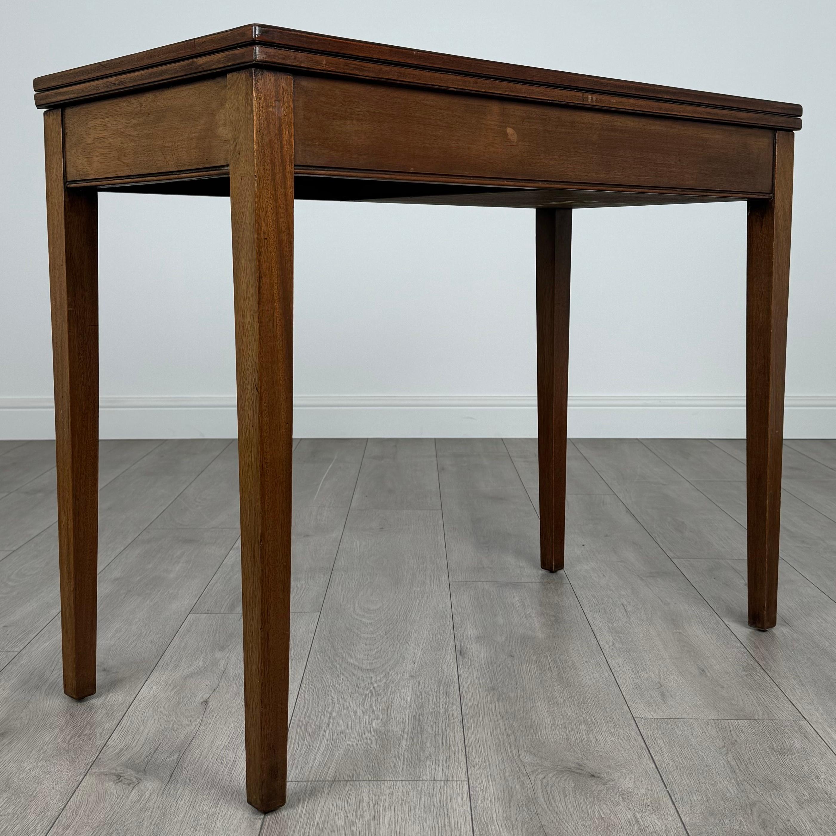 Table à cartes ancienne du 20ème siècle en acajou ( REF AF-3678 ) en vente 3