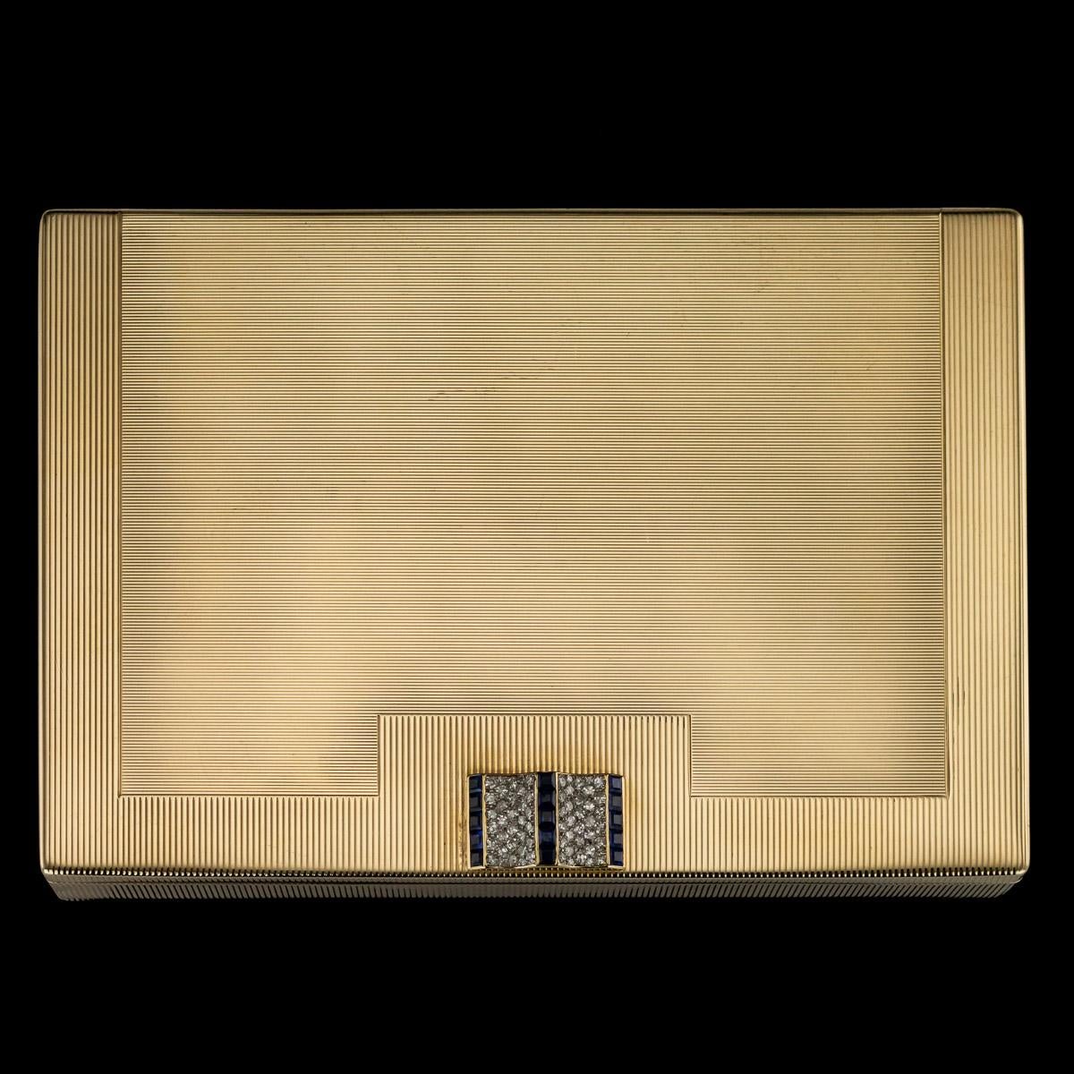 Antigua polvera Cartier Art Decó de oro de 9 quilates del siglo XX, extremadamente grande, de forma rectangular, con varios compartimentos abiertos y cerrados en el interior y un pintalabios retráctil, la tapa superior está montada con un botón