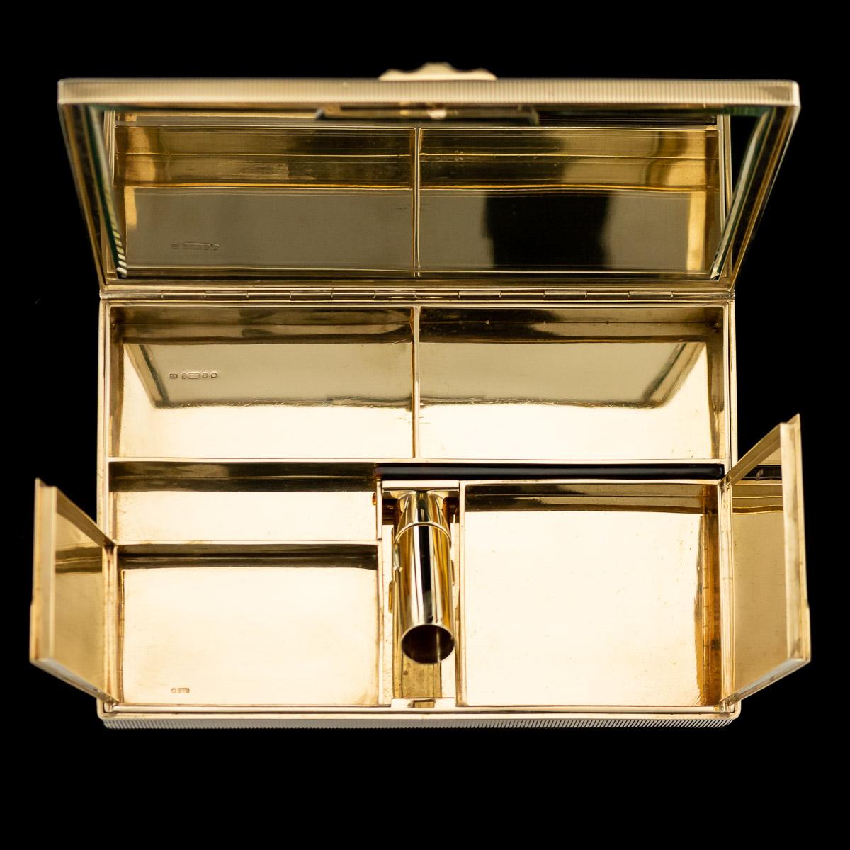 Anglais Antique 20th Century Cartier Art Deco 9-Karat Gold:: Sapphires:: Diamonds:: Compact en vente