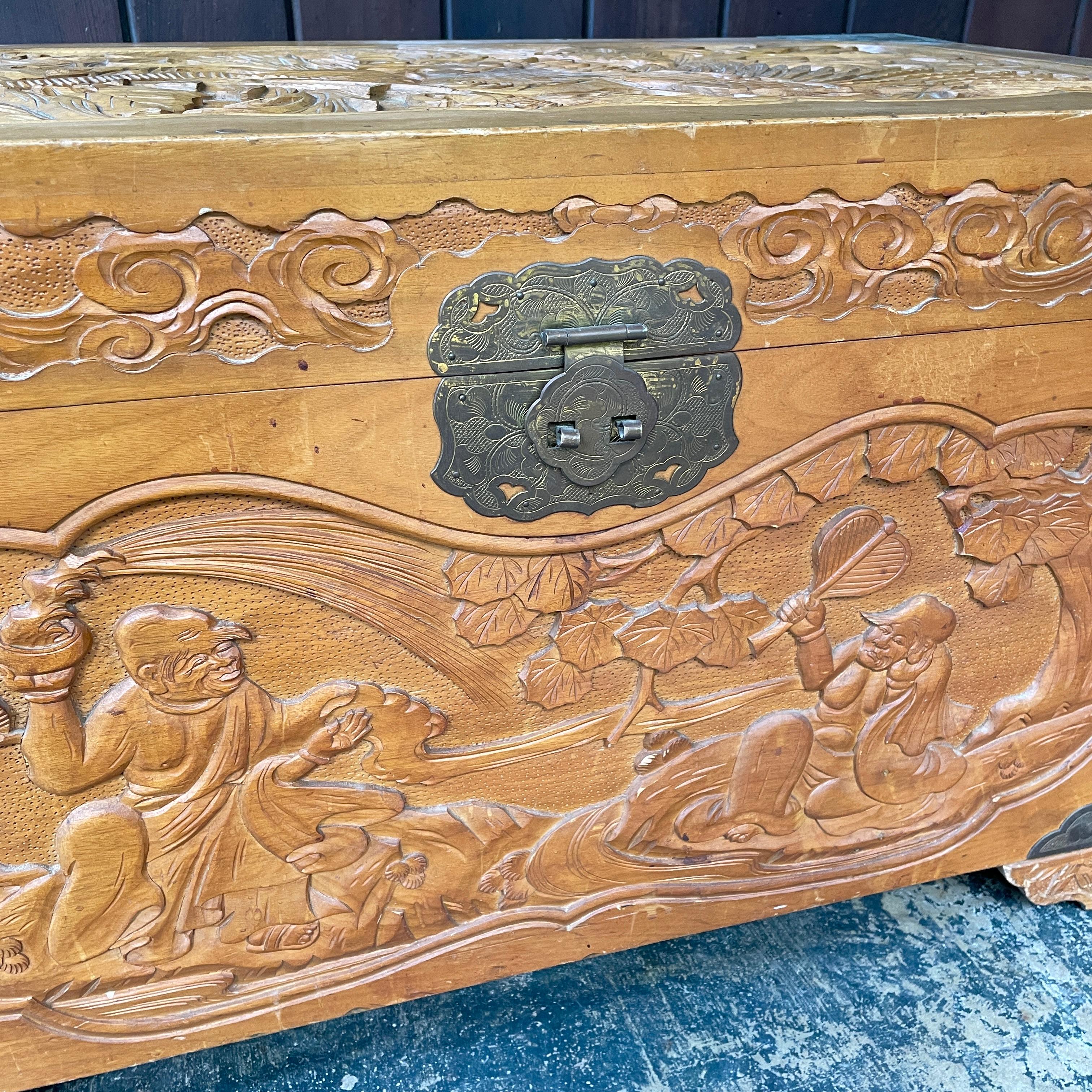 Antiguo baúl de campaña chino tallado en madera de alcanfor del siglo XX con gallo en venta 2