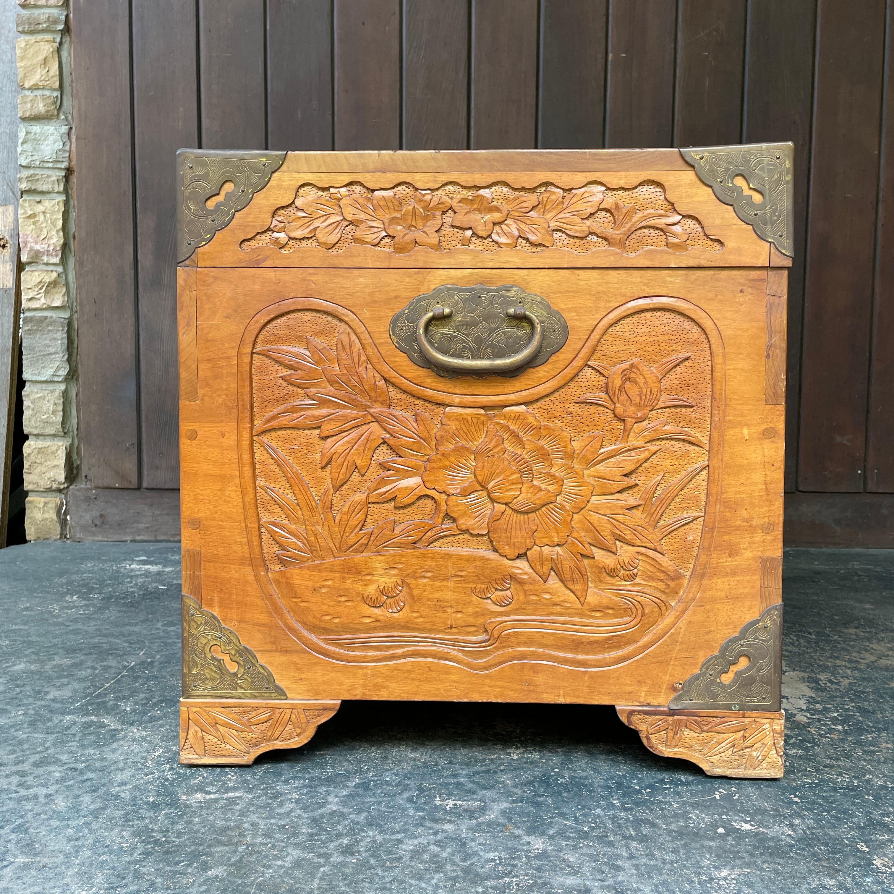 Antiguo baúl de campaña chino tallado en madera de alcanfor del siglo XX con gallo en venta 3