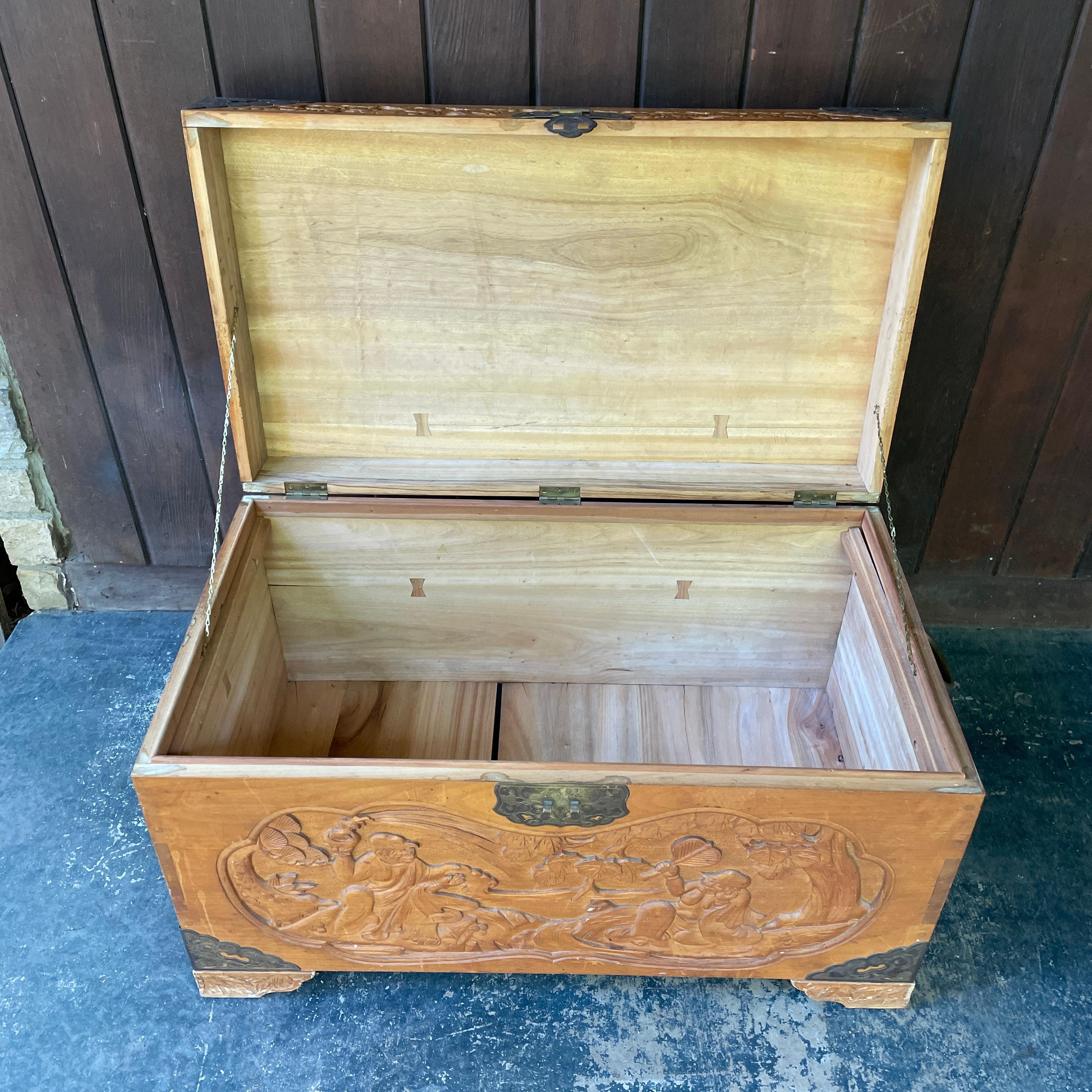 Antiguo baúl de campaña chino tallado en madera de alcanfor del siglo XX con gallo en venta 5
