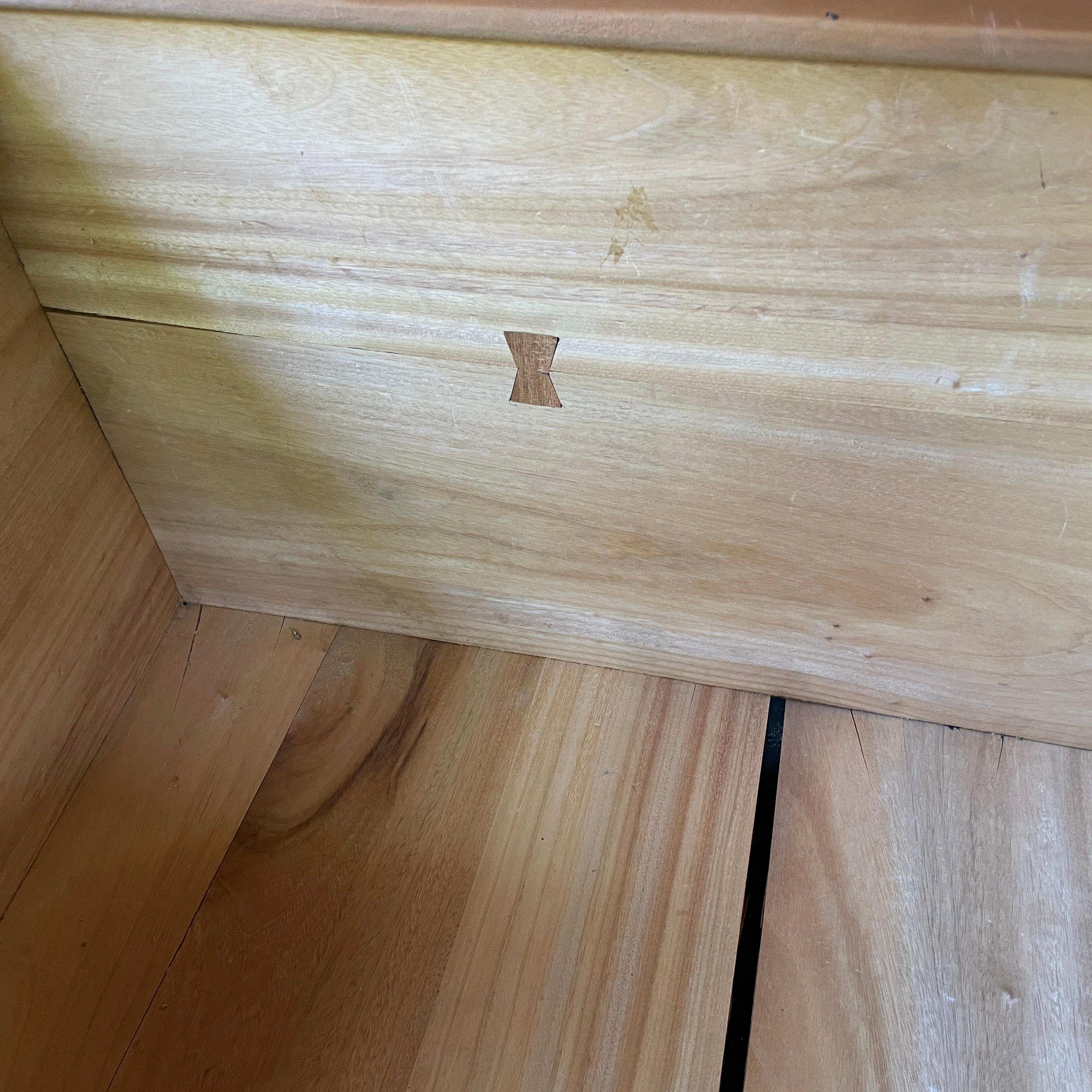 Antiguo baúl de campaña chino tallado en madera de alcanfor del siglo XX con gallo en venta 6