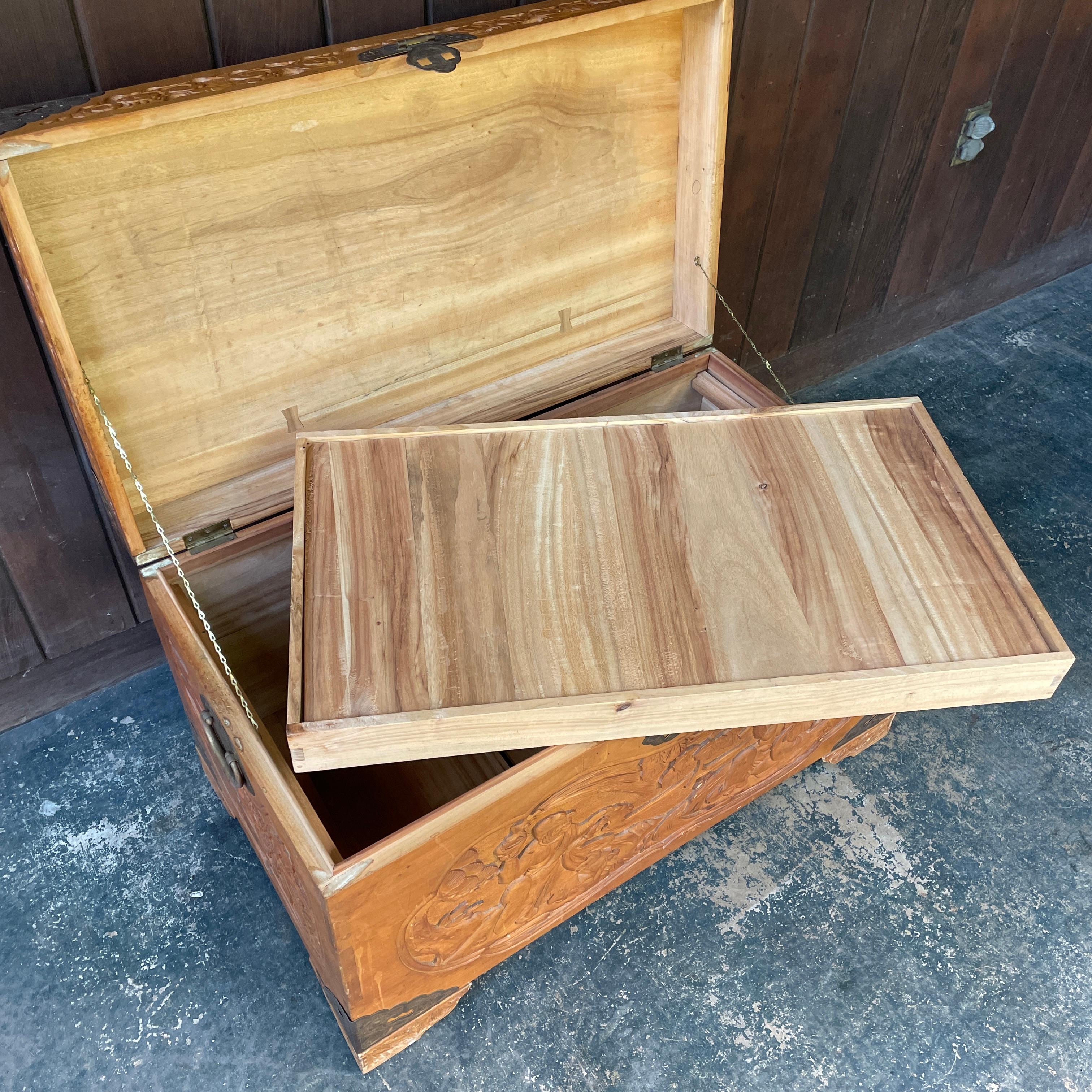 Antiguo baúl de campaña chino tallado en madera de alcanfor del siglo XX con gallo en venta 7
