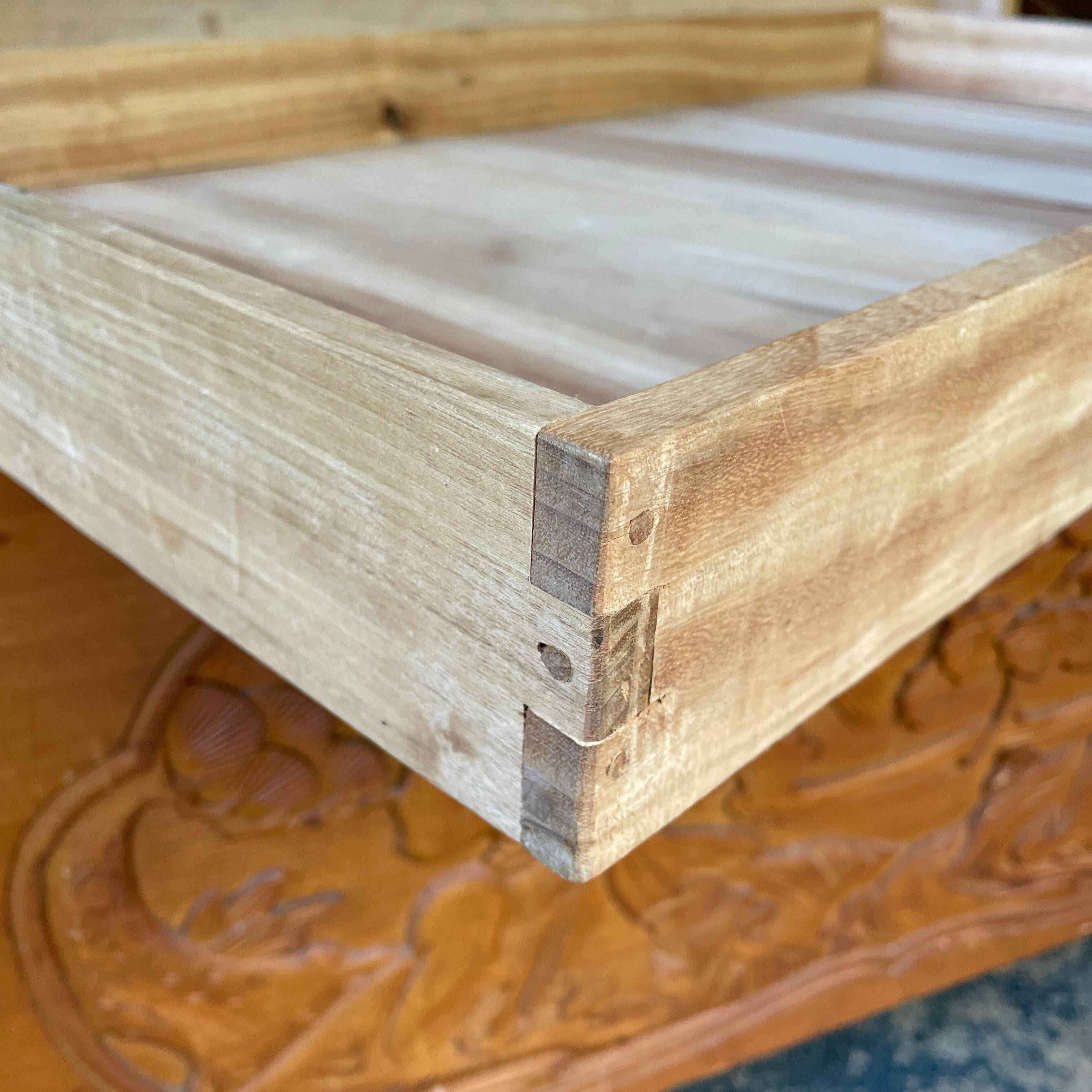 Antiguo baúl de campaña chino tallado en madera de alcanfor del siglo XX con gallo en venta 8
