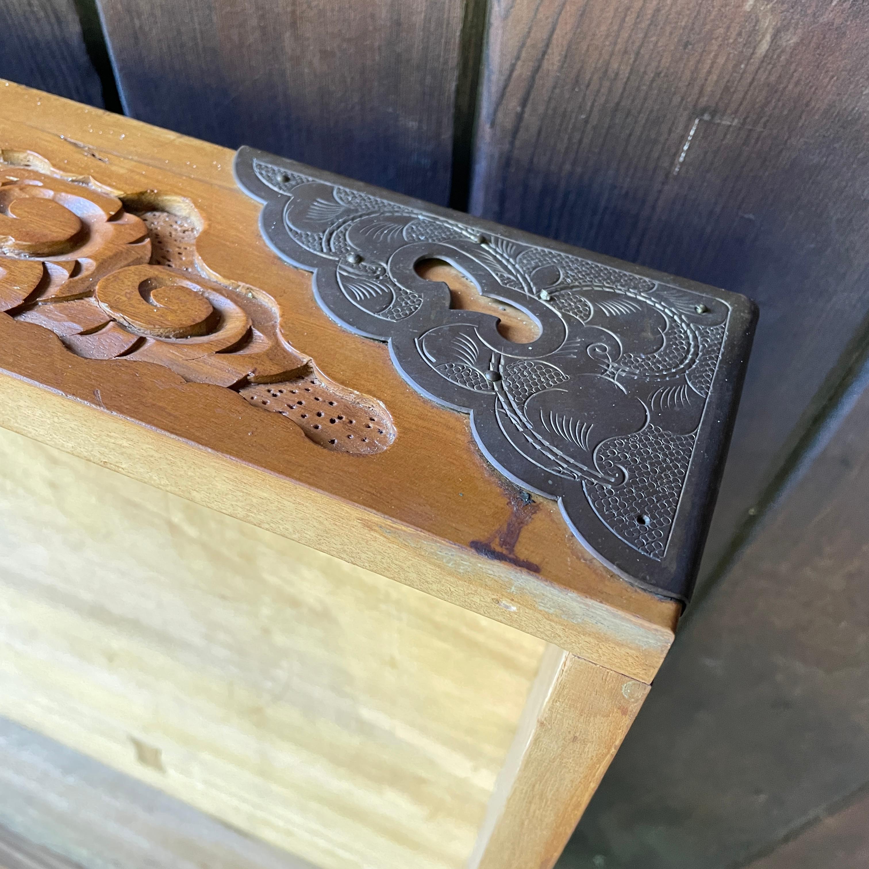 Antiguo baúl de campaña chino tallado en madera de alcanfor del siglo XX con gallo en venta 9