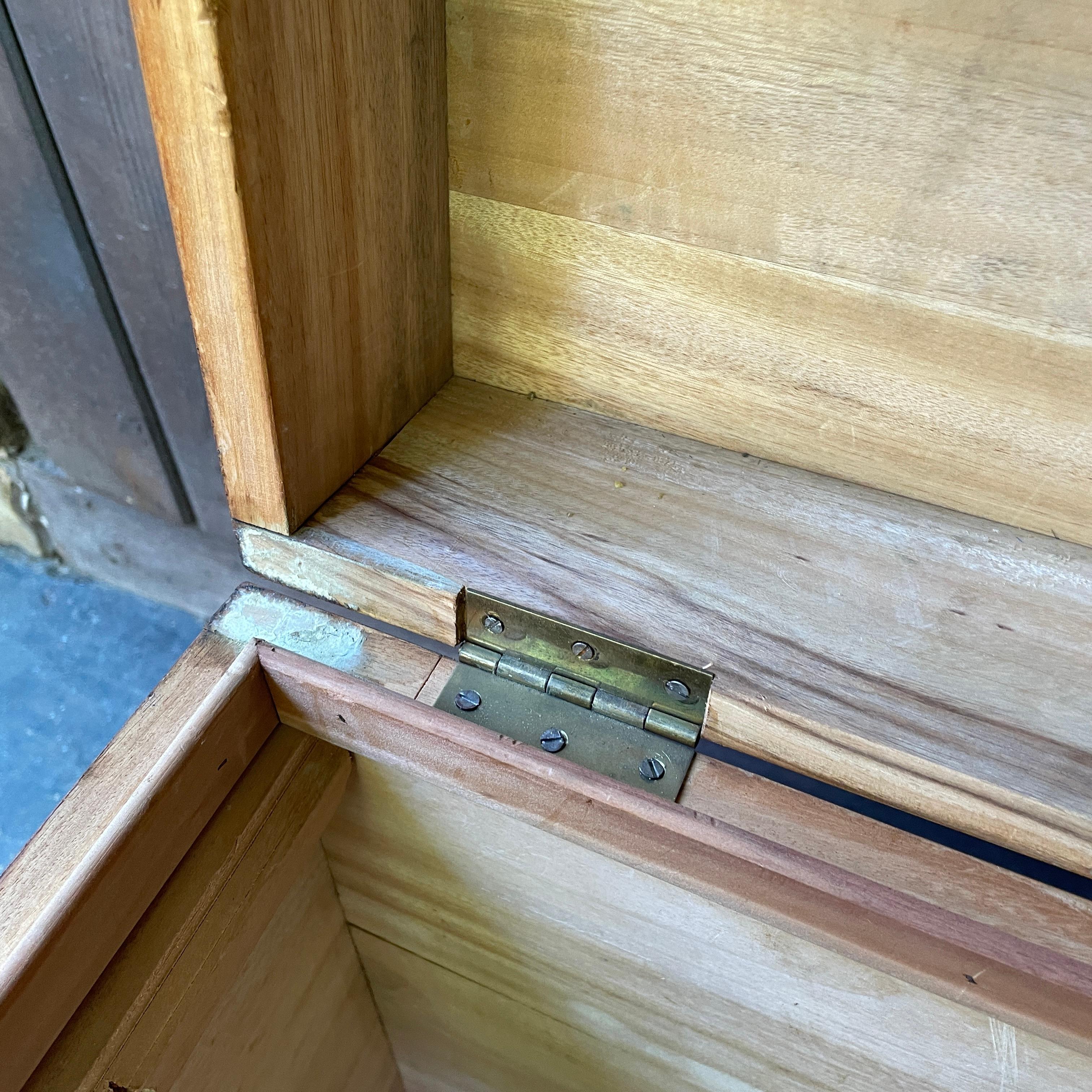 Antiguo baúl de campaña chino tallado en madera de alcanfor del siglo XX con gallo en venta 10