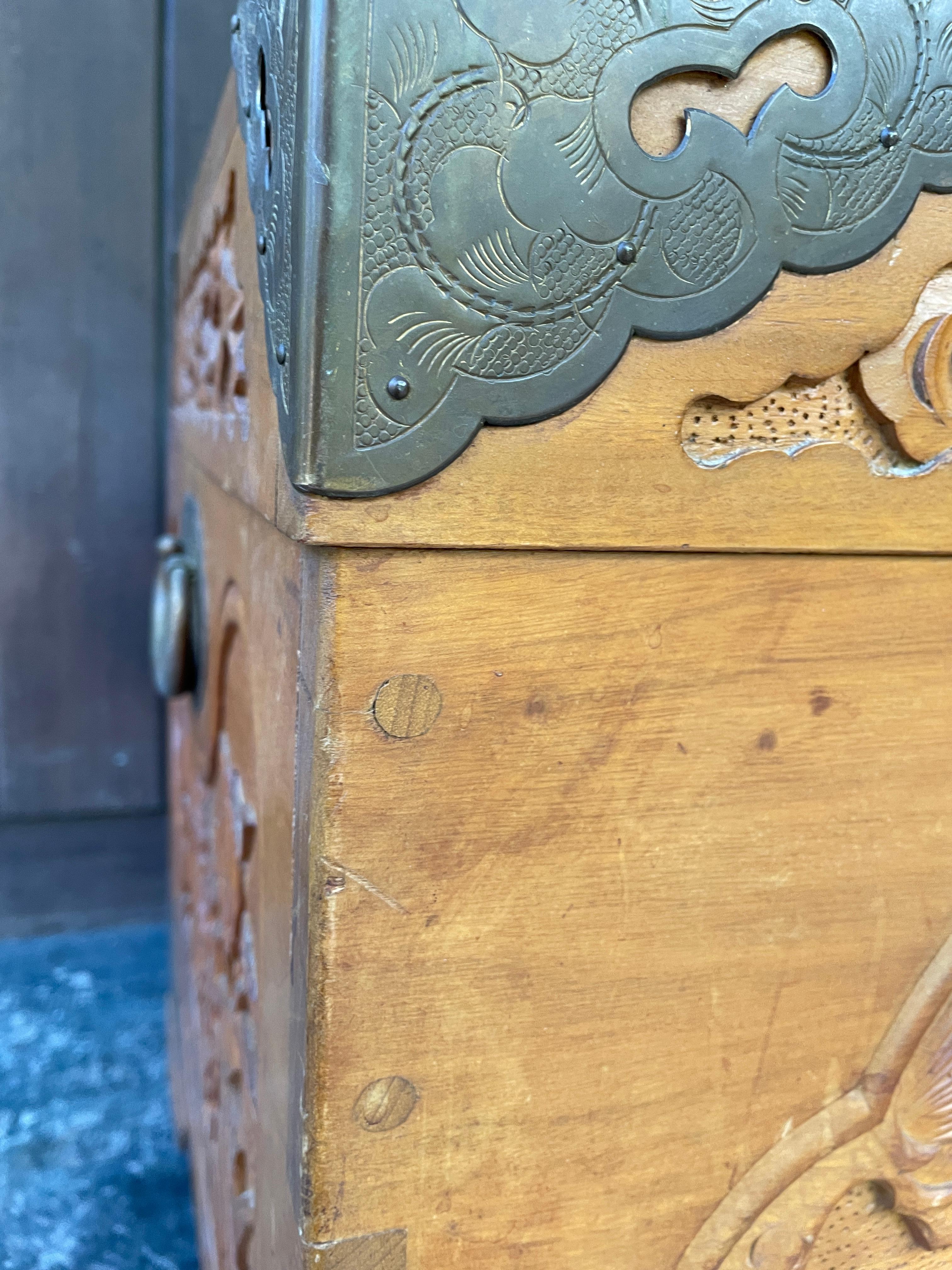 Antiguo baúl de campaña chino tallado en madera de alcanfor del siglo XX con gallo en venta 11
