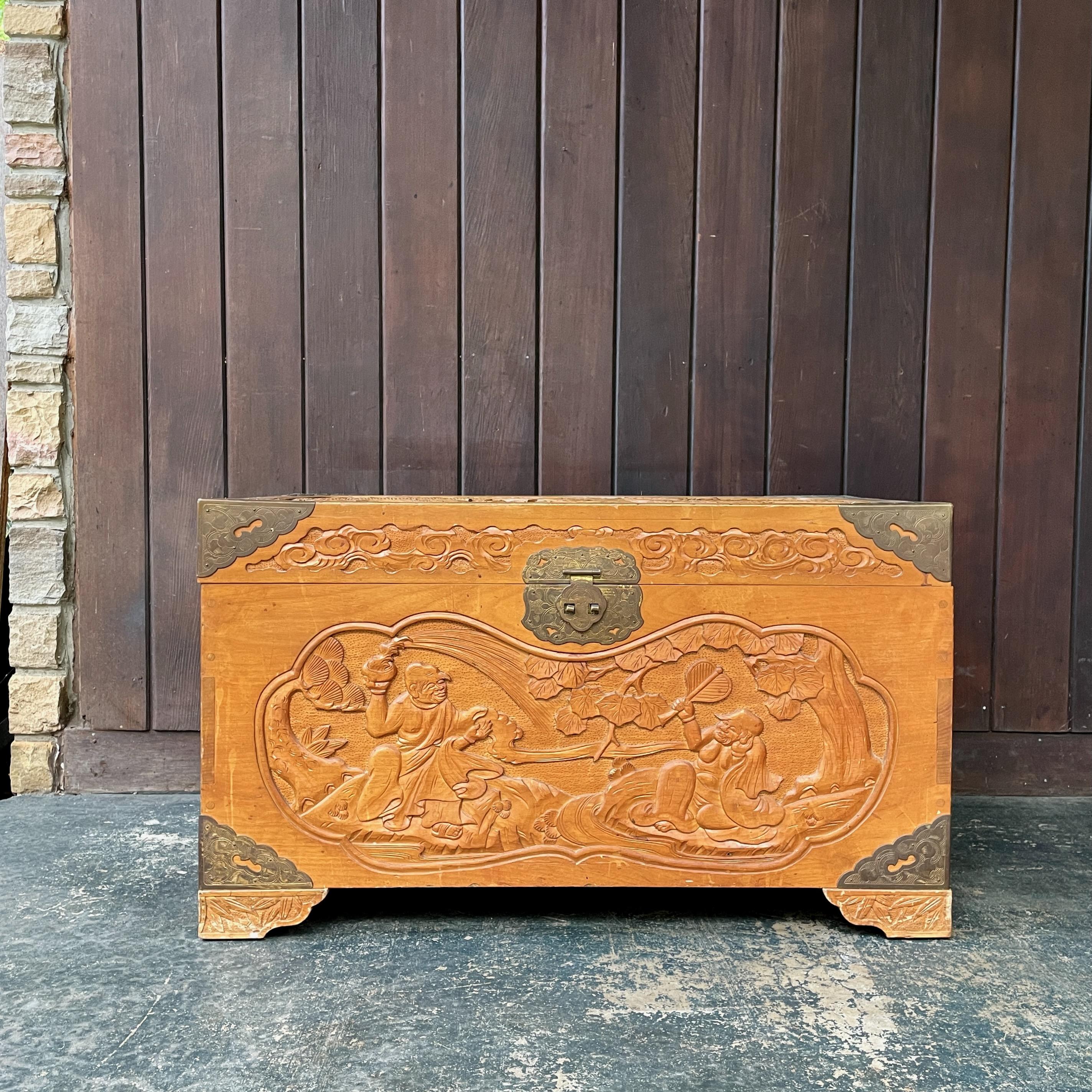 Maravilloso baúl chino tallado a mano de principios de siglo, poco común en madera rubia.  Muy patinado, con algunas marcas de acabado desiguales y algo de alabeo en la madera.  Sin embargo, en general tiene un bonito tono cálido y carácter. Sigue