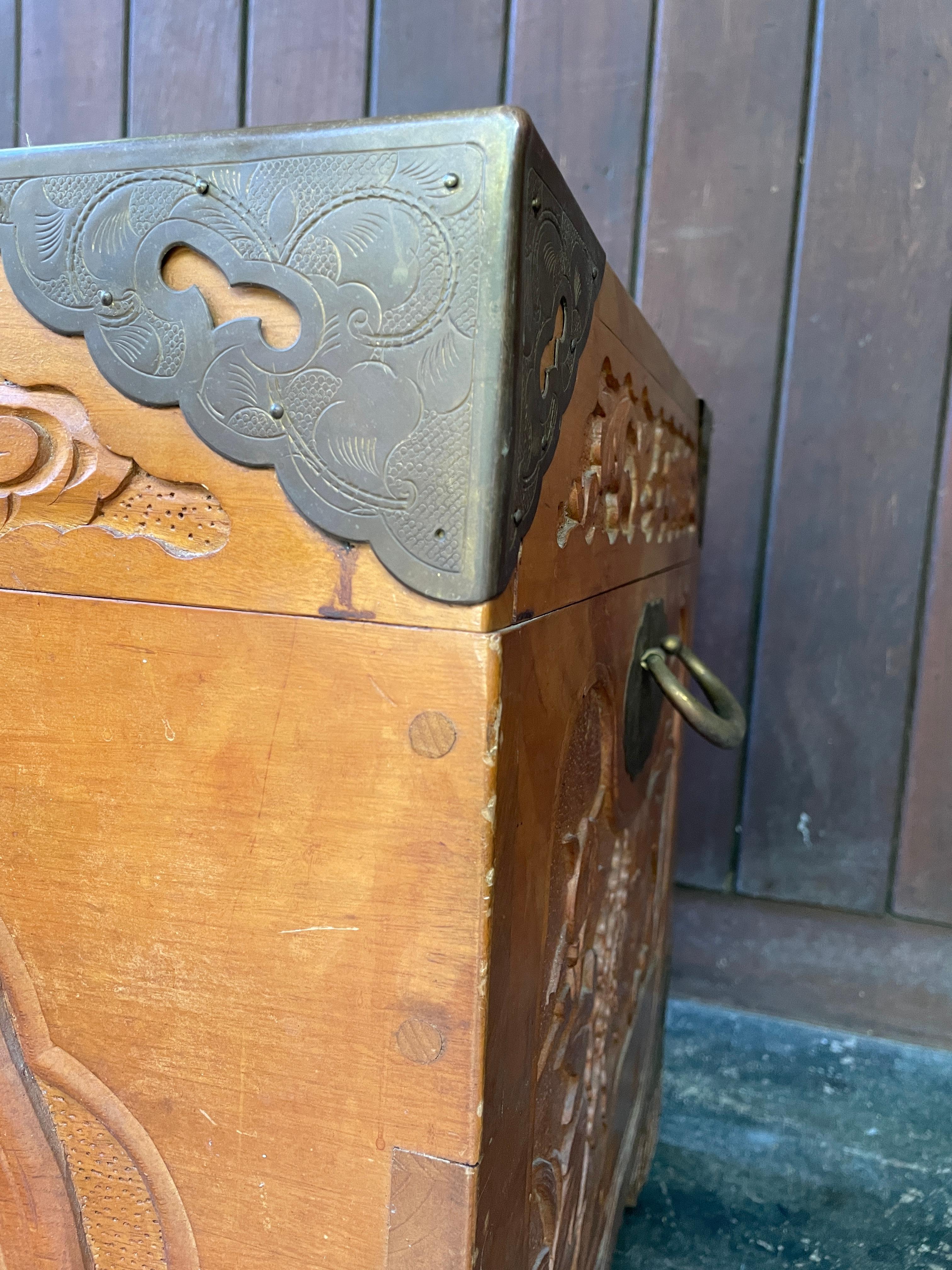 Antiguo baúl de campaña chino tallado en madera de alcanfor del siglo XX con gallo en venta 12