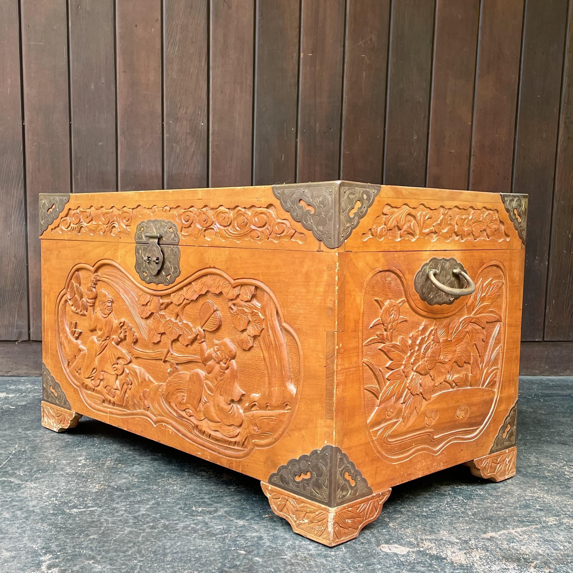 Antiguo baúl de campaña chino tallado en madera de alcanfor del siglo XX con gallo Exportación china en venta