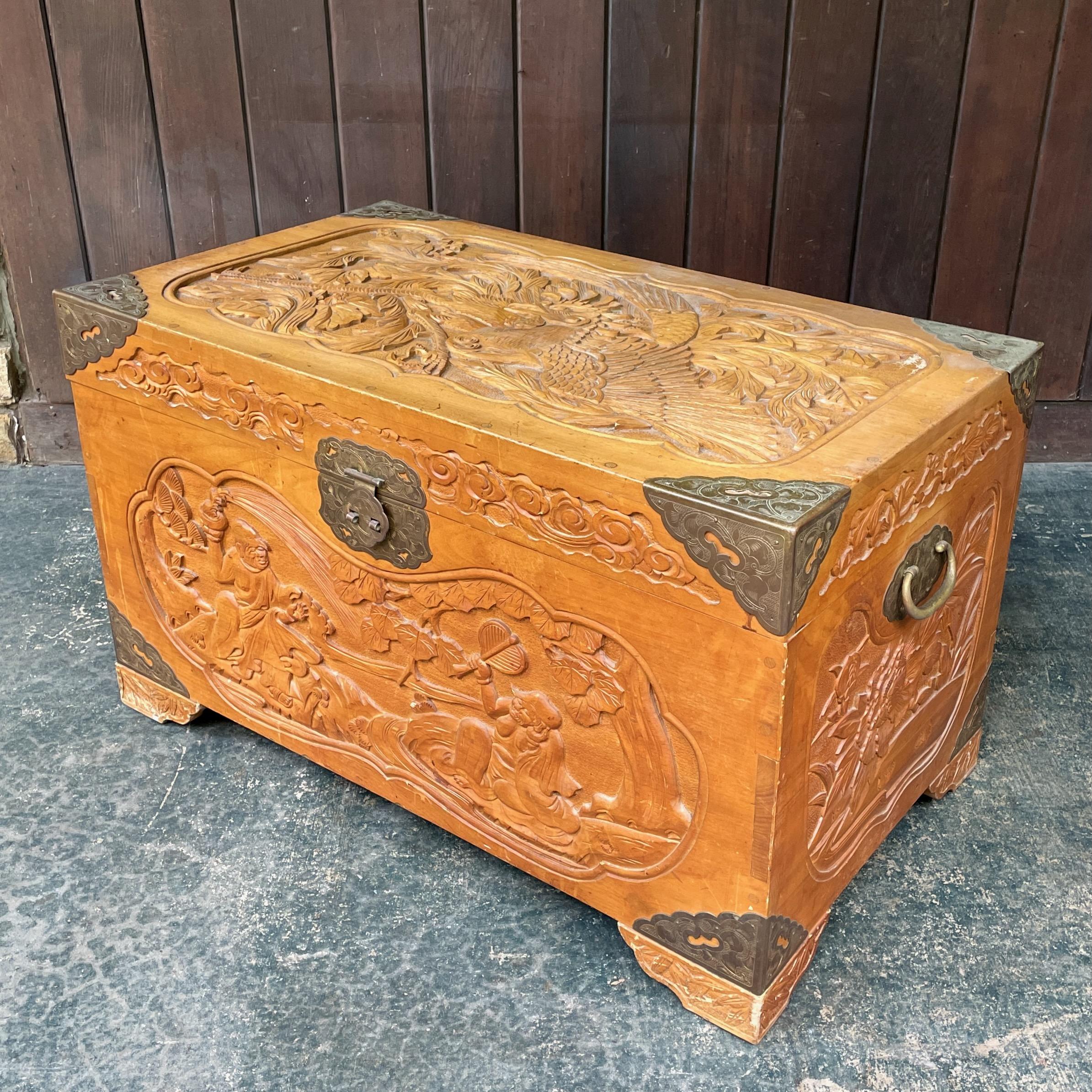 Antiguo baúl de campaña chino tallado en madera de alcanfor del siglo XX con gallo Chino en venta