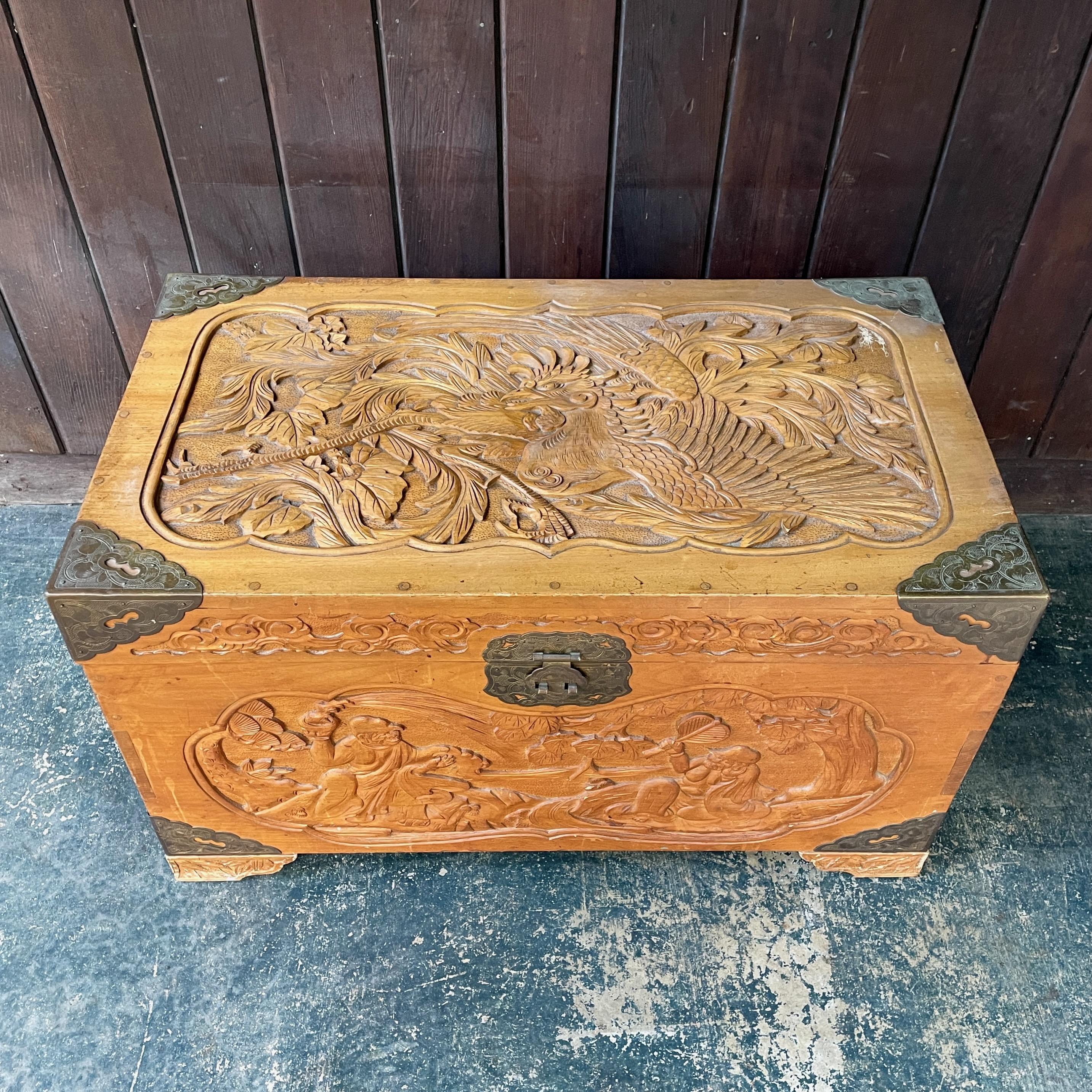 Antiguo baúl de campaña chino tallado en madera de alcanfor del siglo XX con gallo Tallado a mano en venta