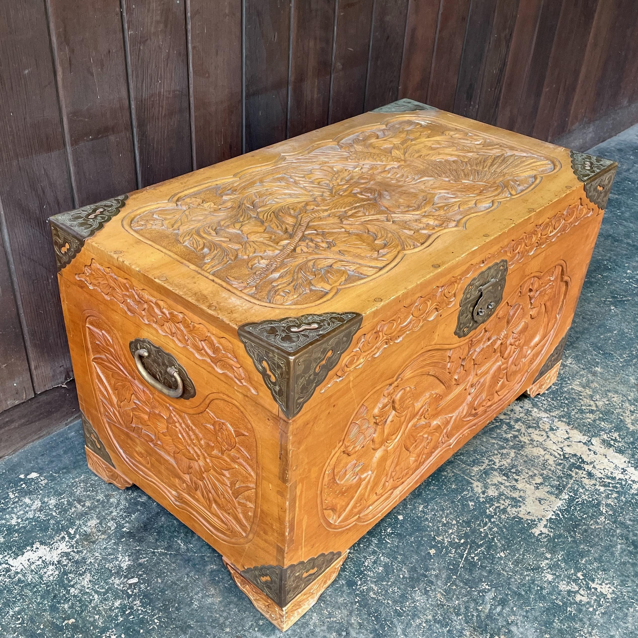 Antiguo baúl de campaña chino tallado en madera de alcanfor del siglo XX con gallo en Desgastado estado para la venta en Hyattsville, MD