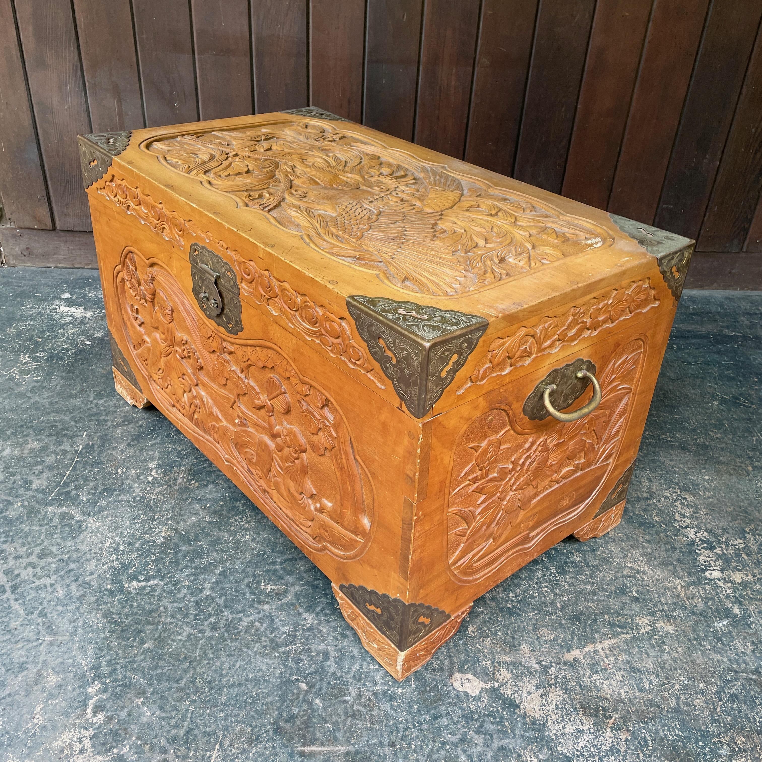 Antiguo baúl de campaña chino tallado en madera de alcanfor del siglo XX con gallo principios del siglo XX en venta