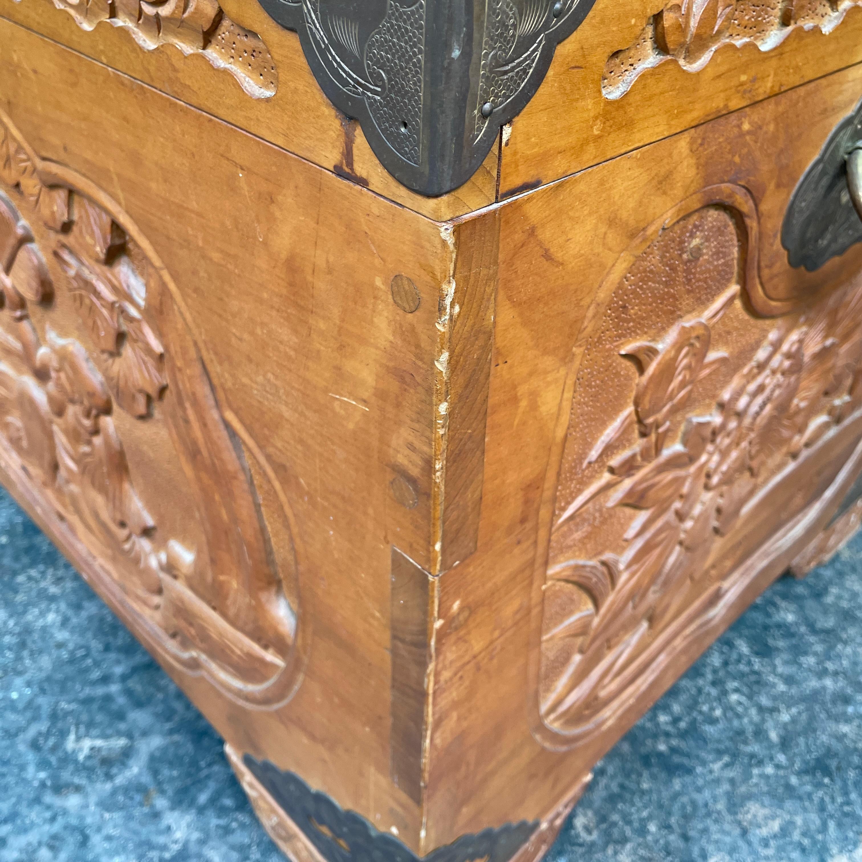 Antiguo baúl de campaña chino tallado en madera de alcanfor del siglo XX con gallo Madera en venta