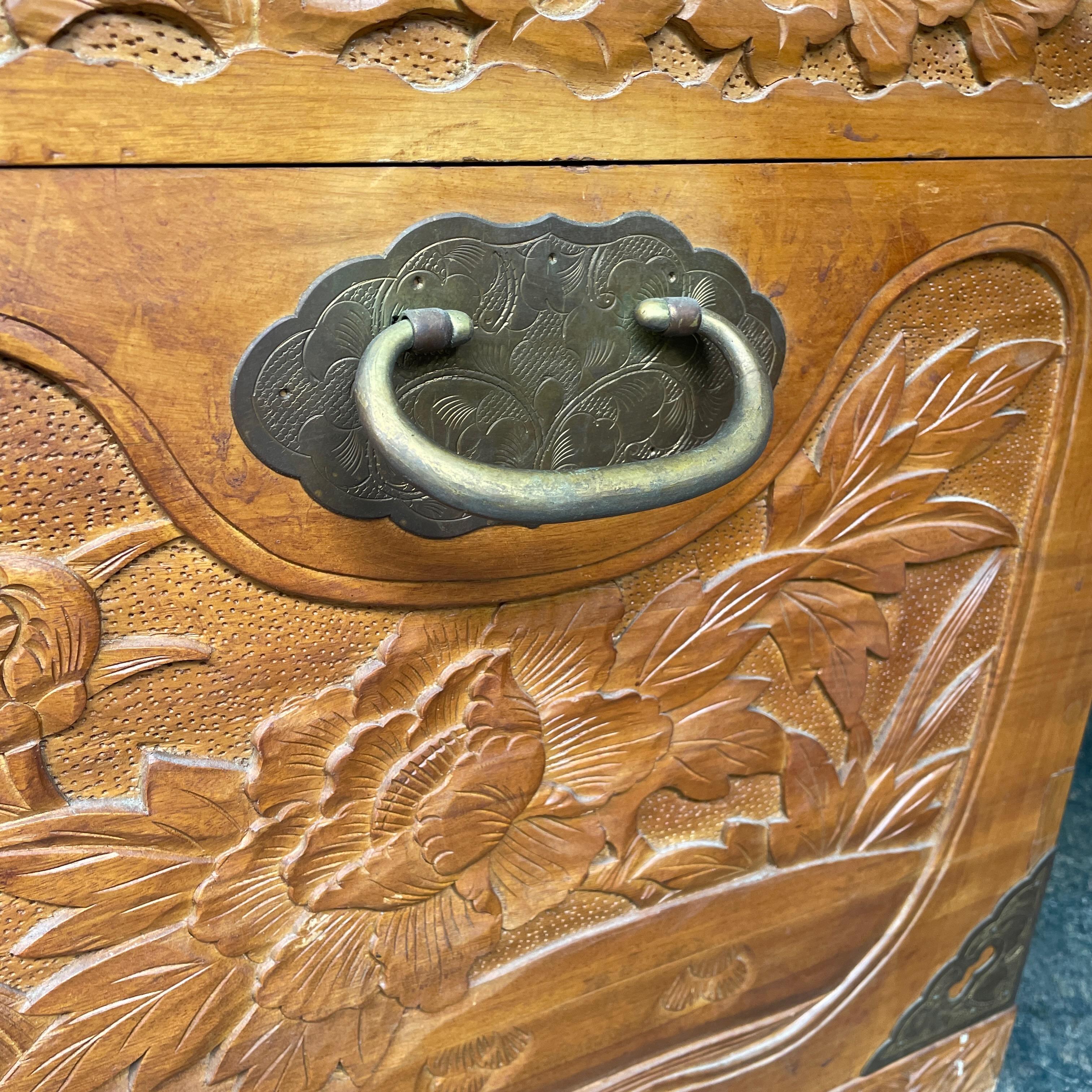Antiguo baúl de campaña chino tallado en madera de alcanfor del siglo XX con gallo en venta 1