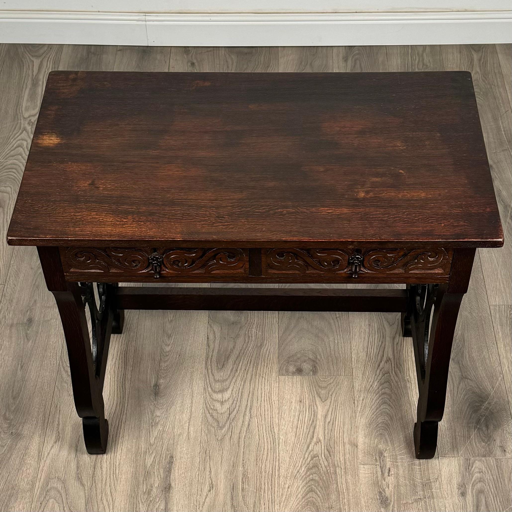Ancienne table à écrire en chêne sculpté du 20ème siècle avec tabouret ( REF AF-3426 ) en vente 4