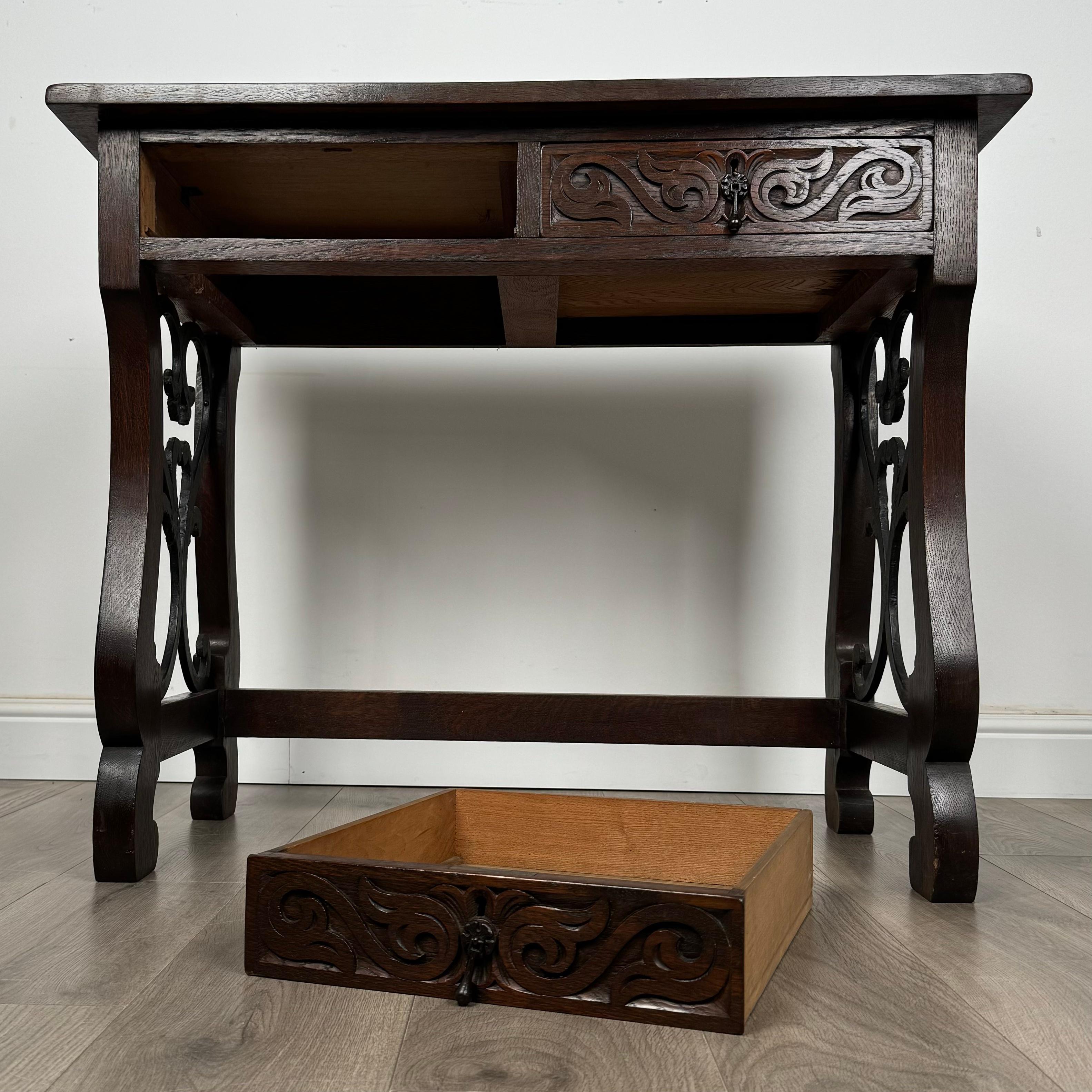 Ancienne table à écrire en chêne sculpté du 20ème siècle avec tabouret ( REF AF-3426 ) en vente 5