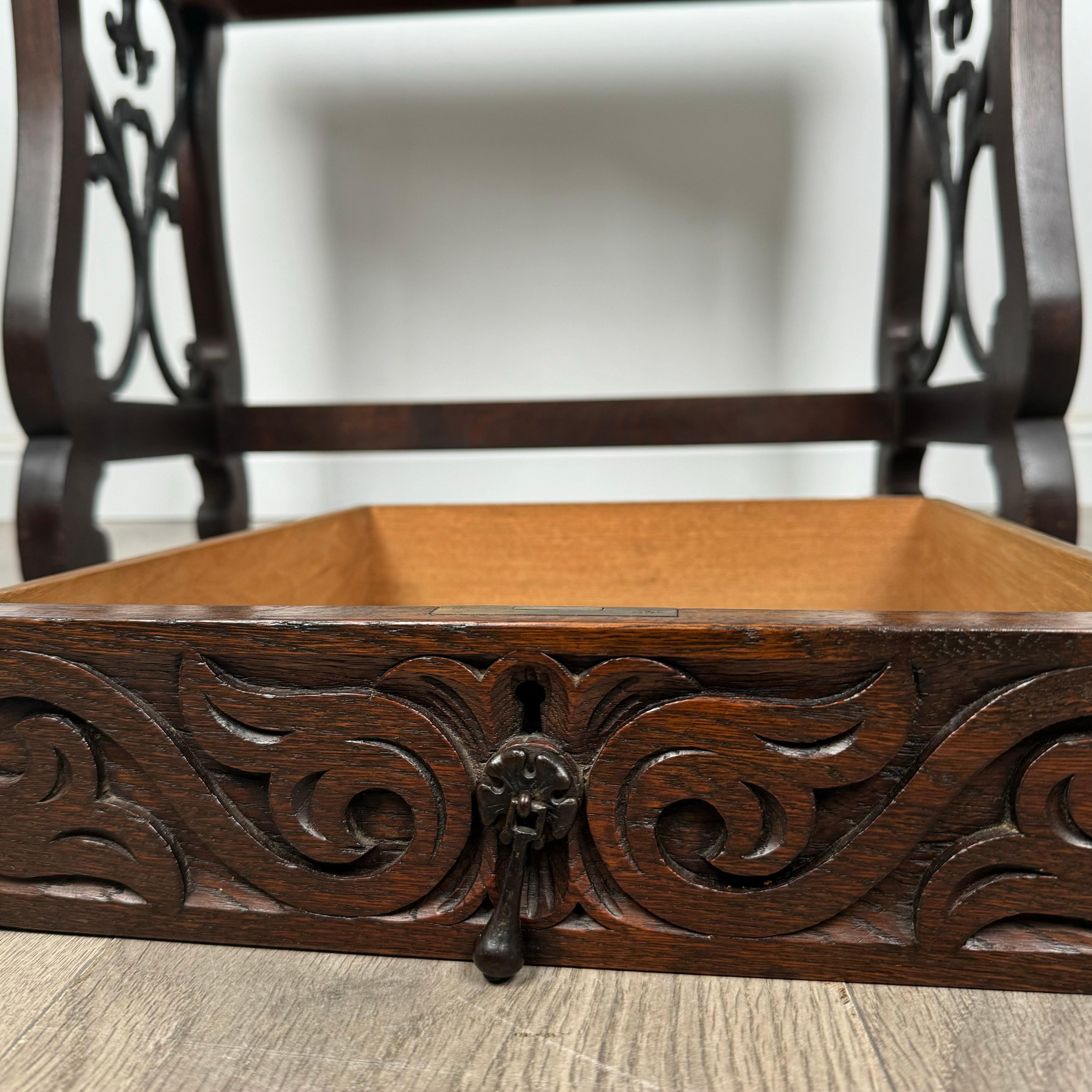 Ancienne table à écrire en chêne sculpté du 20ème siècle avec tabouret ( REF AF-3426 ) en vente 6