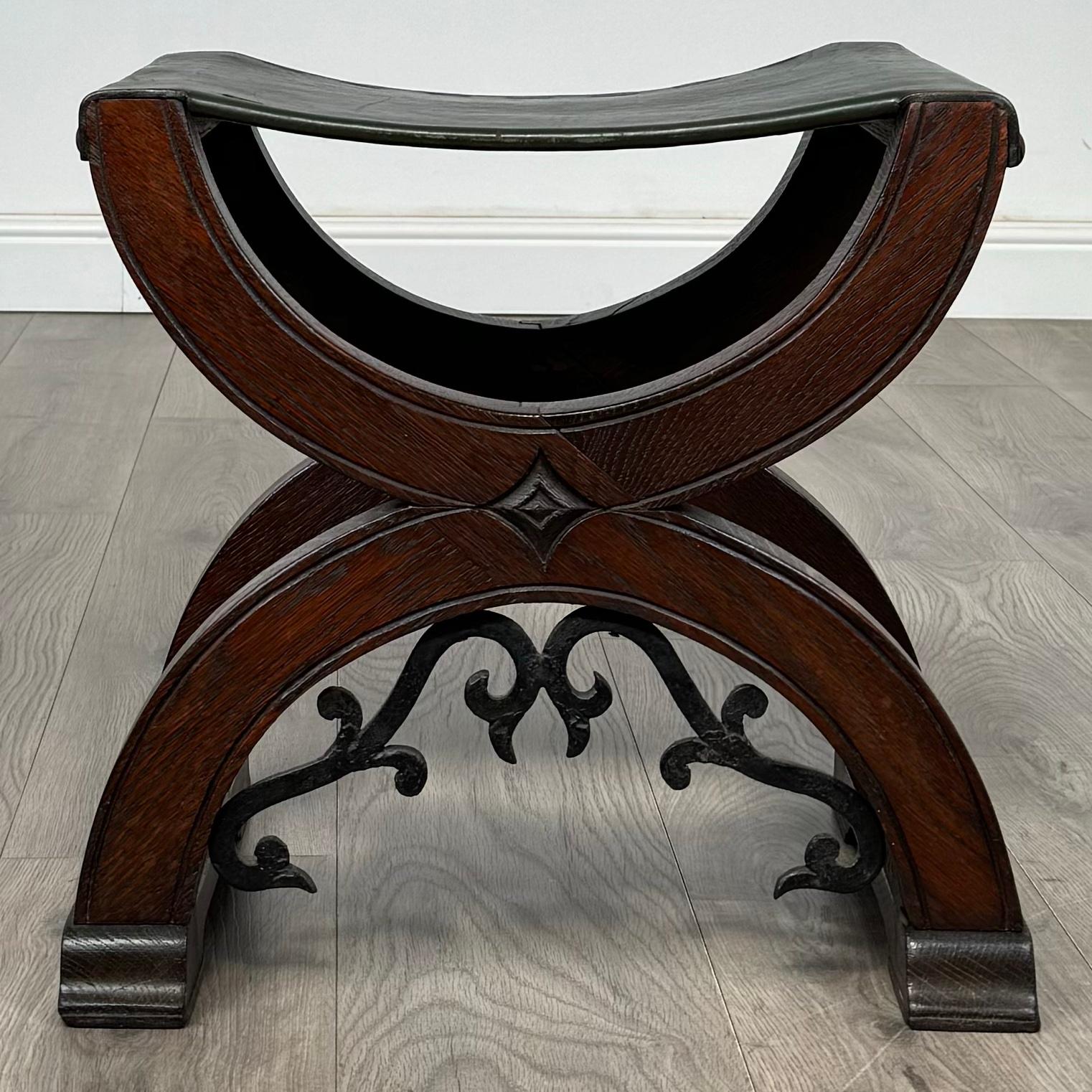 Ancienne table à écrire en chêne sculpté du 20ème siècle avec tabouret ( REF AF-3426 ) en vente 7