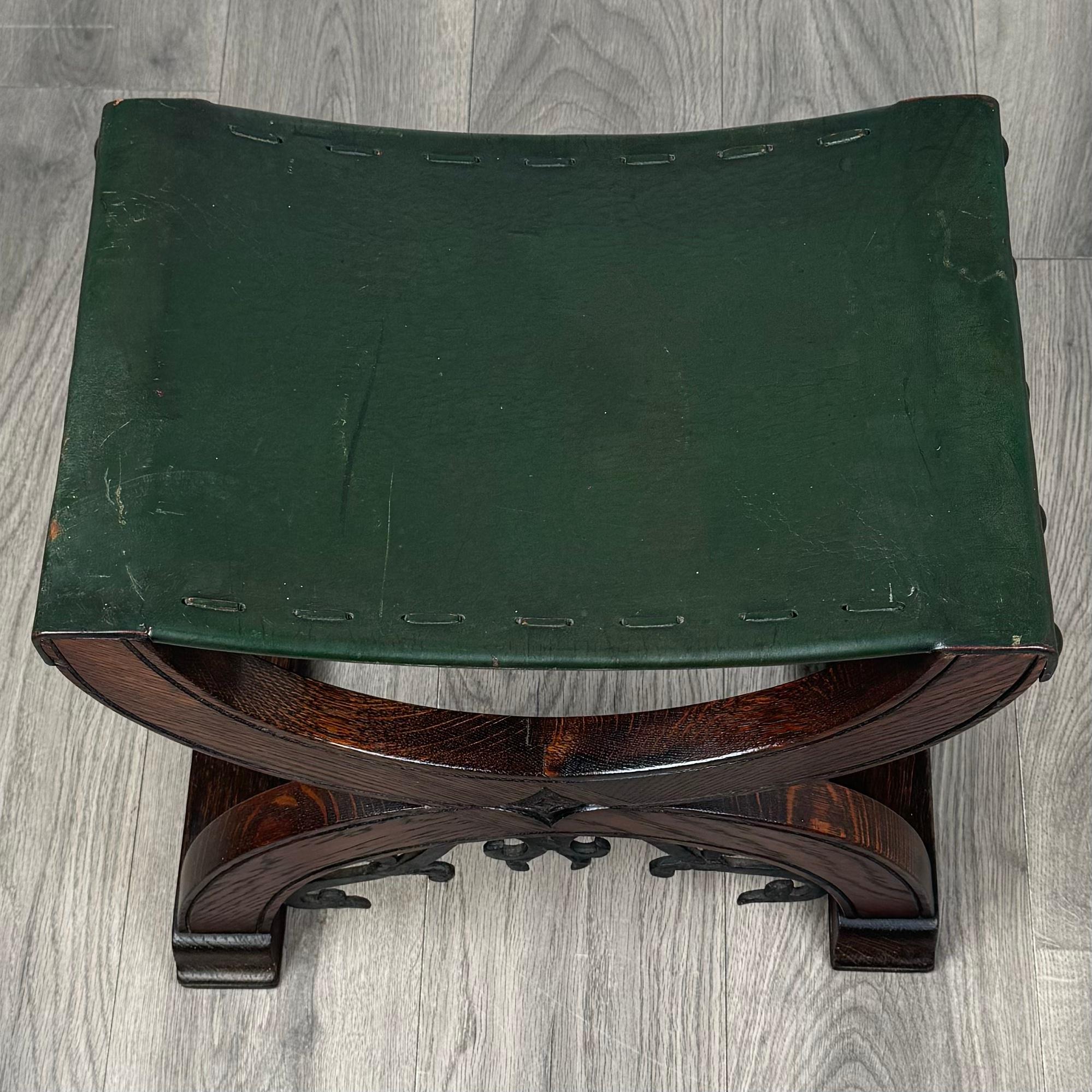 Ancienne table à écrire en chêne sculpté du 20ème siècle avec tabouret ( REF AF-3426 ) en vente 8