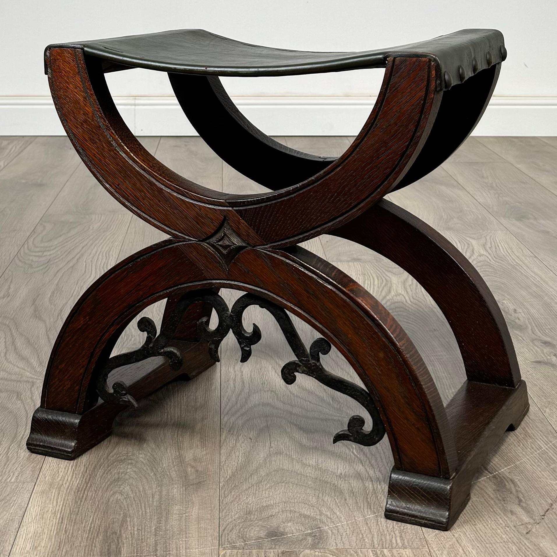 Ancienne table à écrire en chêne sculpté du 20ème siècle avec tabouret ( REF AF-3426 ) en vente 9