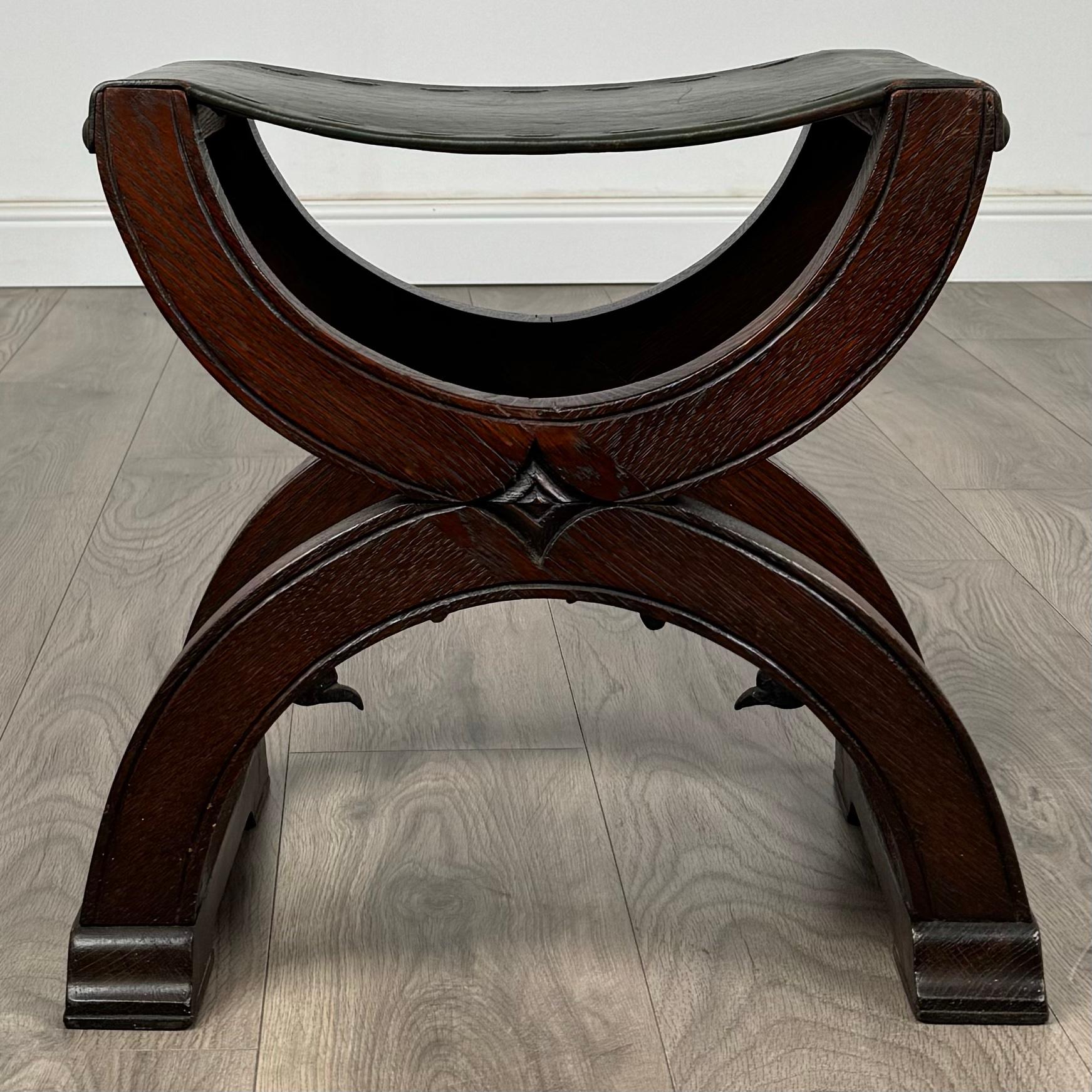 Ancienne table à écrire en chêne sculpté du 20ème siècle avec tabouret ( REF AF-3426 ) en vente 10