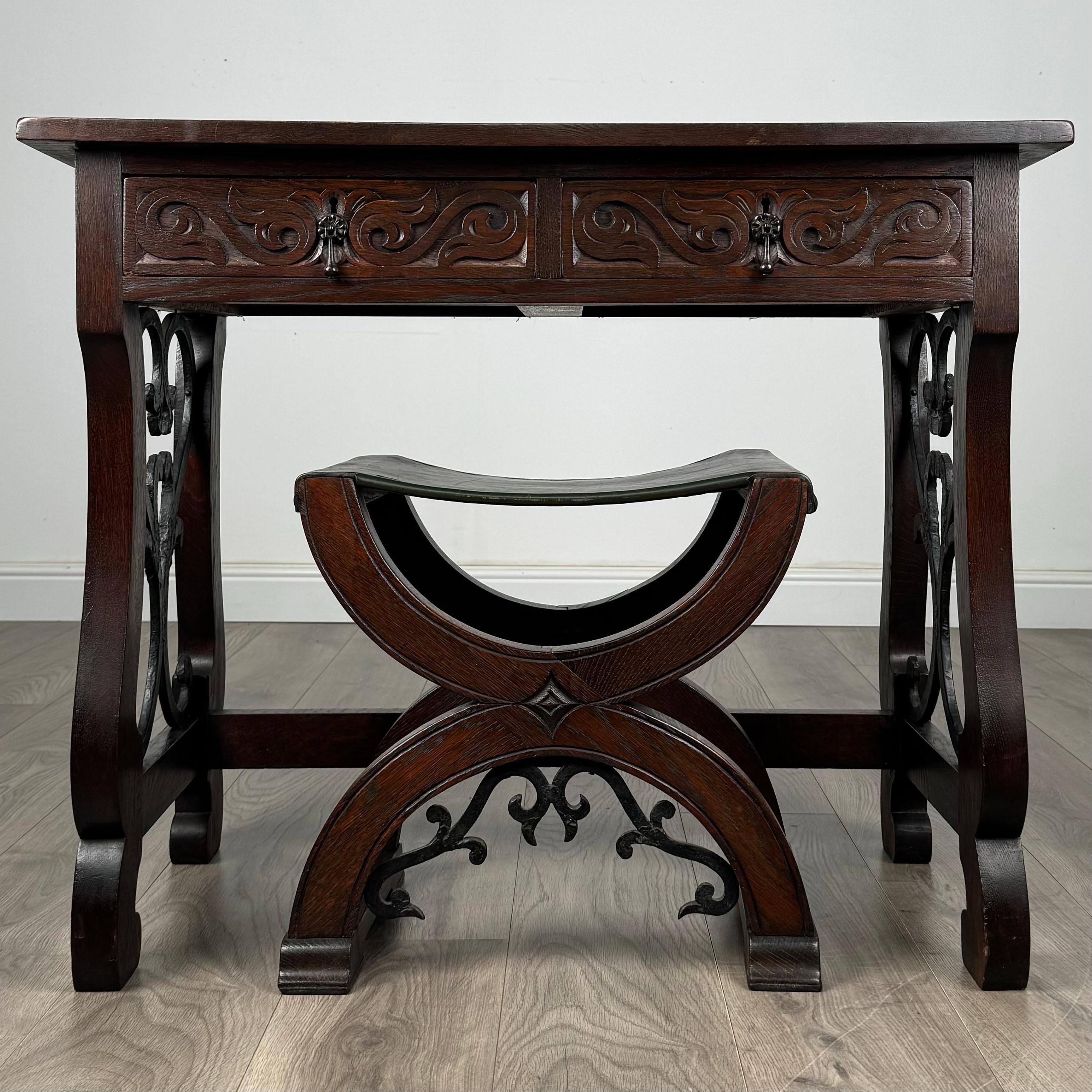 Une élégante table d'écriture du 20e siècle, fabriquée en chêne, qui témoigne d'un savoir-faire exquis et d'une grande attention aux détails. Le bureau comporte deux tiroirs dans la partie supérieure, chacun avec des façades joliment sculptées et