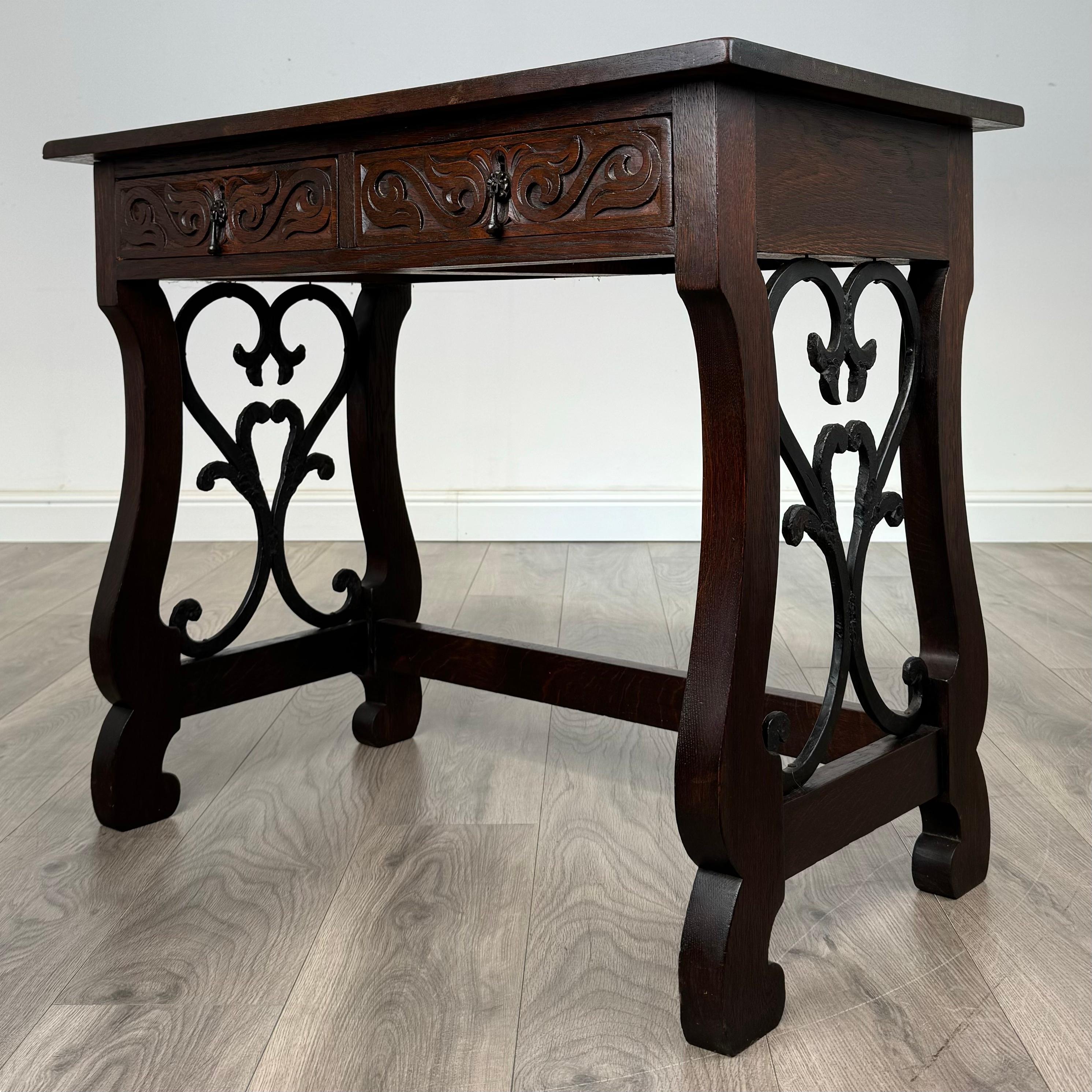 Européen Ancienne table à écrire en chêne sculpté du 20ème siècle avec tabouret ( REF AF-3426 ) en vente