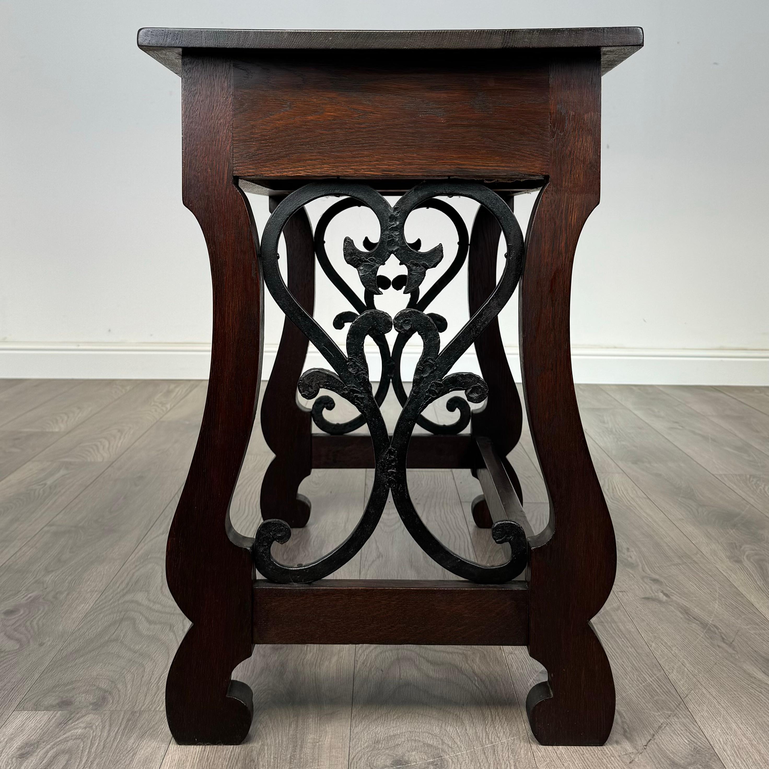 Ancienne table à écrire en chêne sculpté du 20ème siècle avec tabouret ( REF AF-3426 ) Bon état - En vente à Ledbury, GB