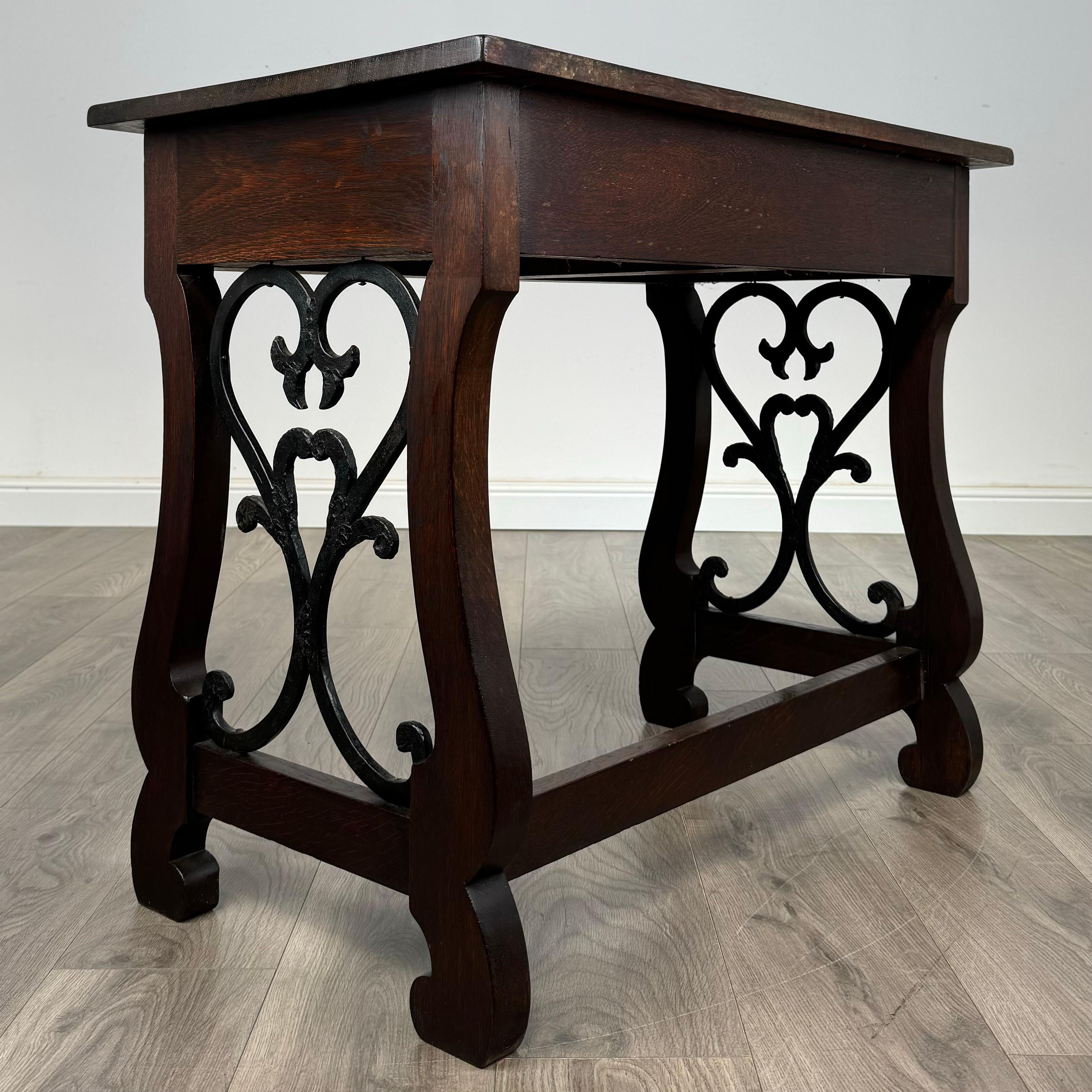 20ième siècle Ancienne table à écrire en chêne sculpté du 20ème siècle avec tabouret ( REF AF-3426 ) en vente