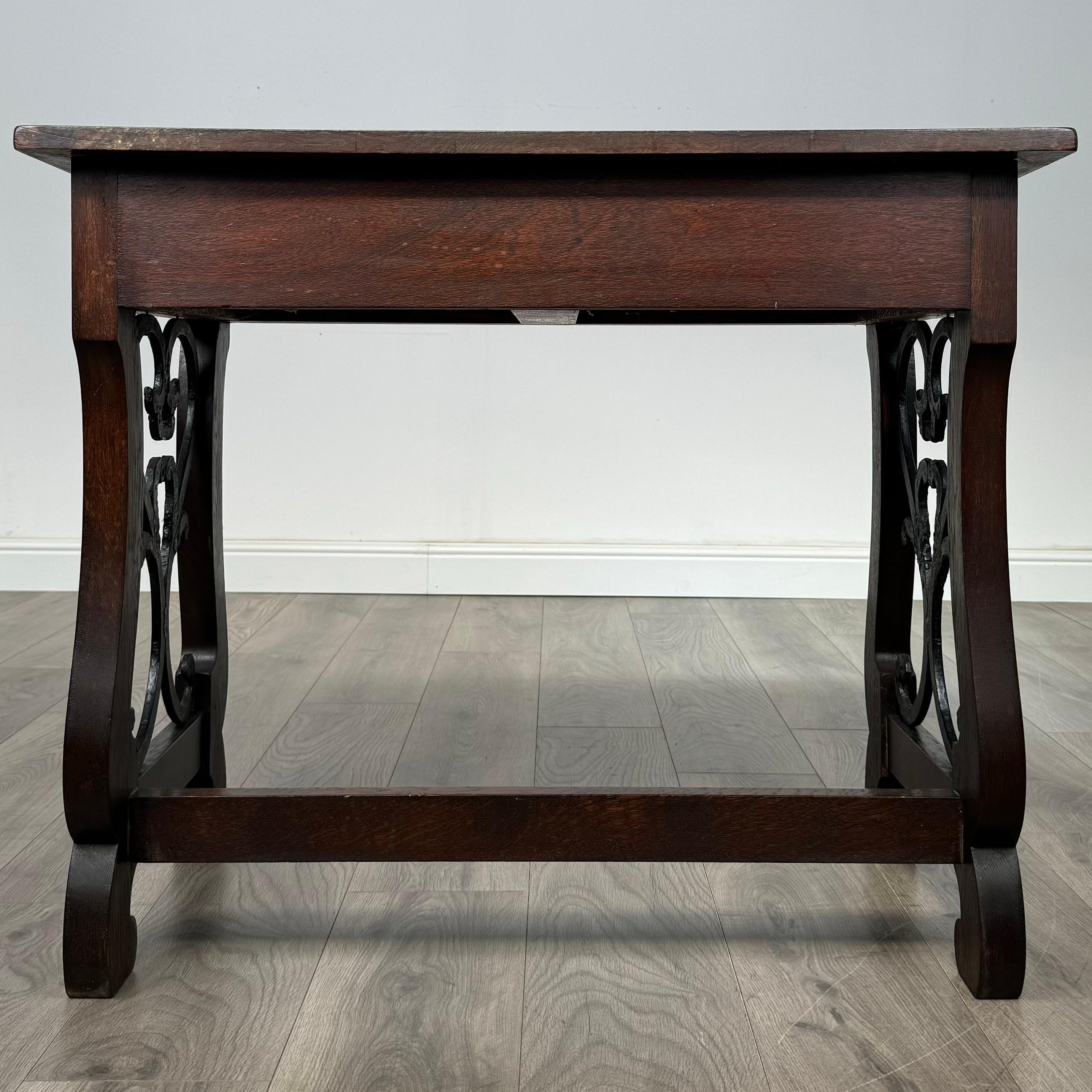 Fer Ancienne table à écrire en chêne sculpté du 20ème siècle avec tabouret ( REF AF-3426 ) en vente