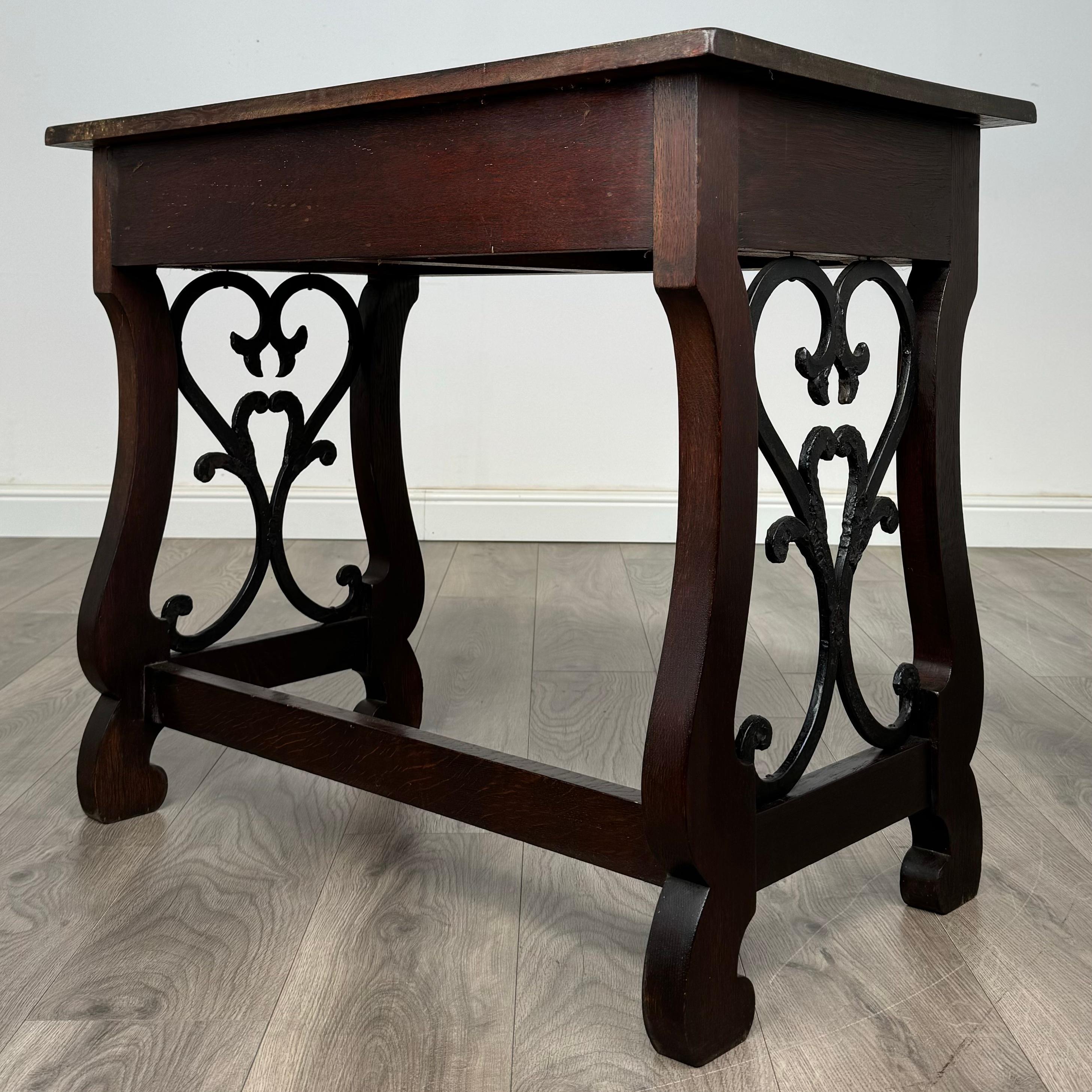 Ancienne table à écrire en chêne sculpté du 20ème siècle avec tabouret ( REF AF-3426 ) en vente 1