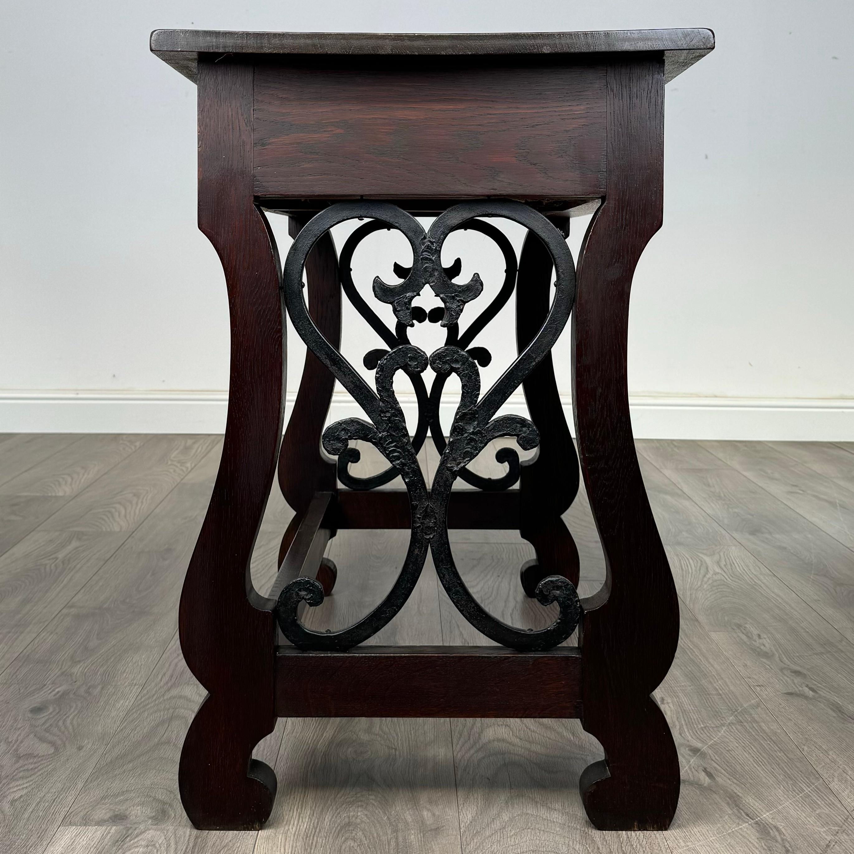 Ancienne table à écrire en chêne sculpté du 20ème siècle avec tabouret ( REF AF-3426 ) en vente 2