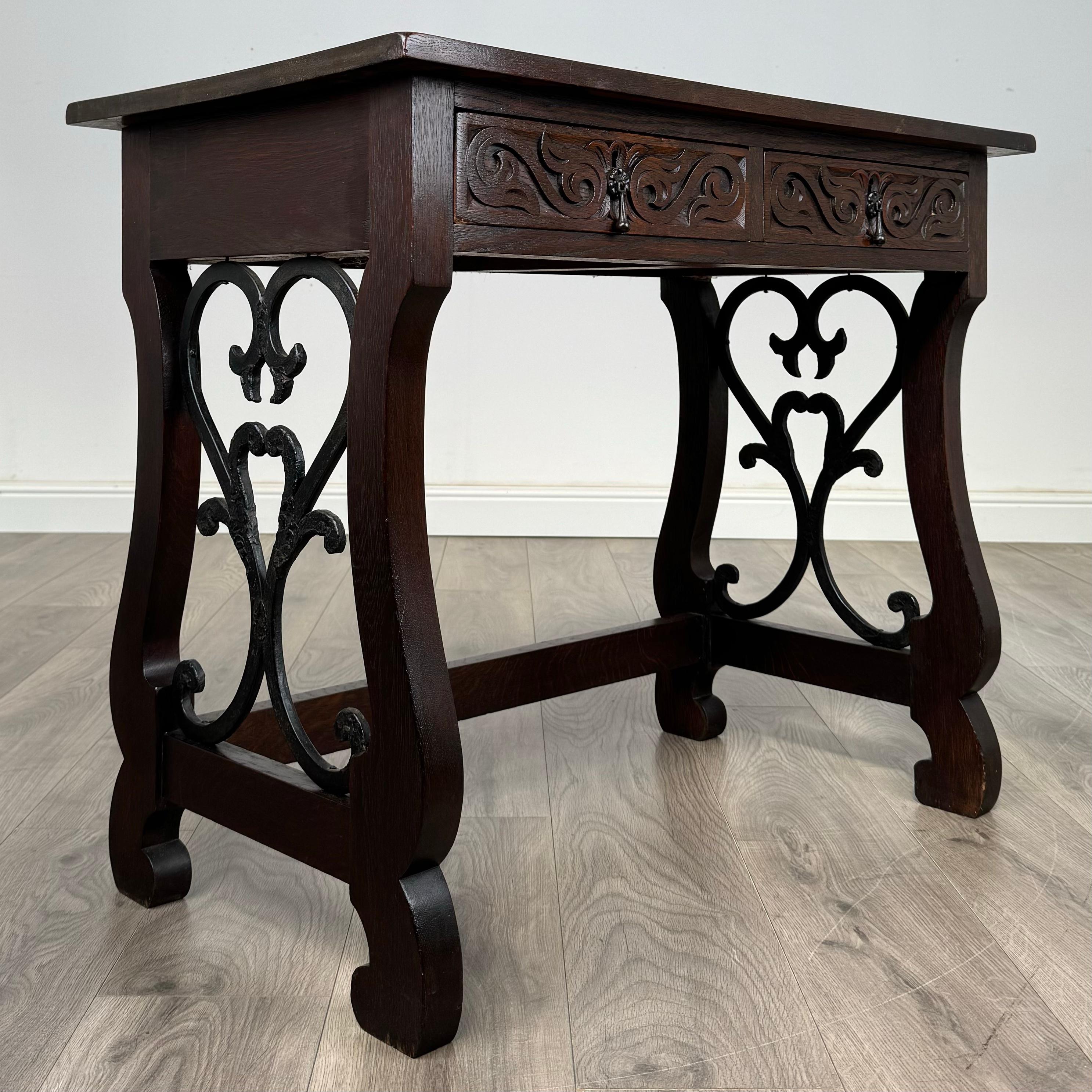 Ancienne table à écrire en chêne sculpté du 20ème siècle avec tabouret ( REF AF-3426 ) en vente 3