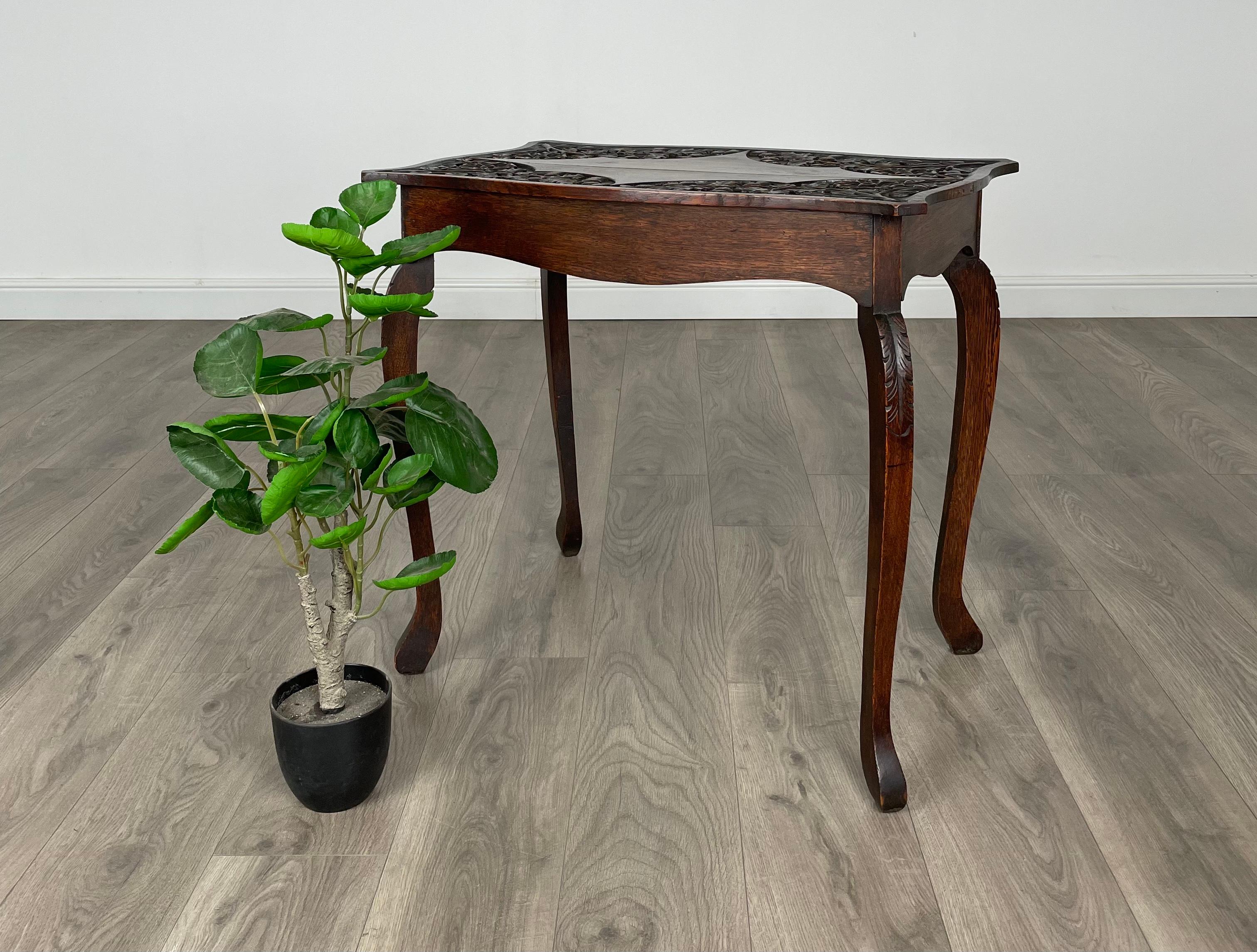 Magnifique table d'appoint sculptée de style édouardien
En chêne
Le plateau est magnifiquement sculpté et la pièce repose sur de solides pieds cabrioles aux genoux sculptés. Très bien présenté, parfait pour toute occasion !
Fabriqué en bois de bonne