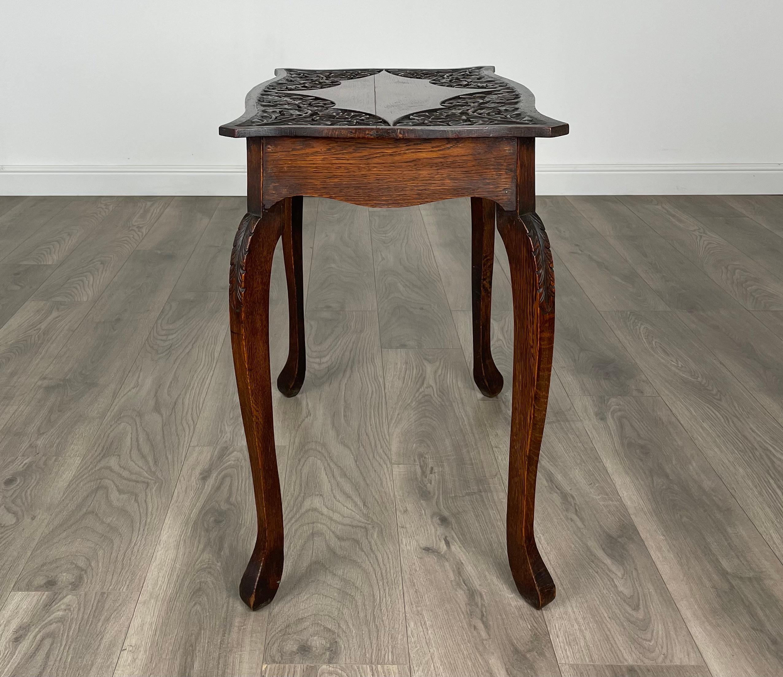 Britannique Table d'appoint sculptée du 20ème siècle en chêne (REF AF-3039) en vente