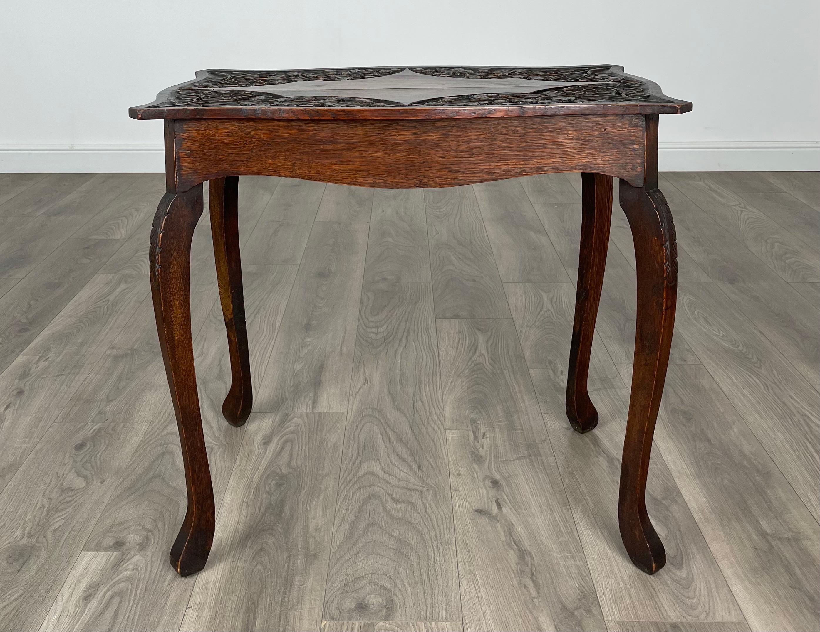 Table d'appoint sculptée du 20ème siècle en chêne (REF AF-3039) Bon état - En vente à Ledbury, GB