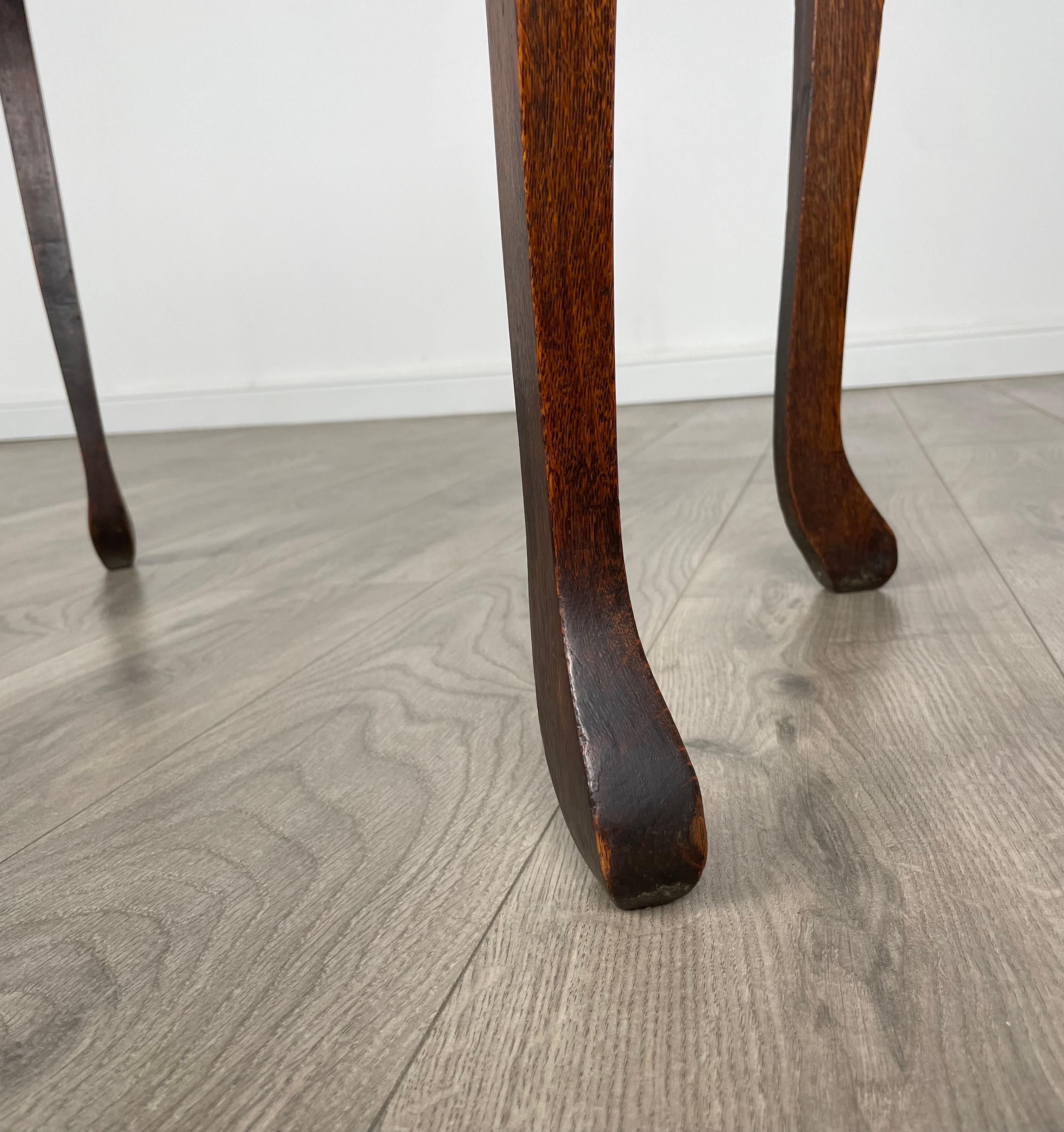20ième siècle Table d'appoint sculptée du 20ème siècle en chêne (REF AF-3039) en vente